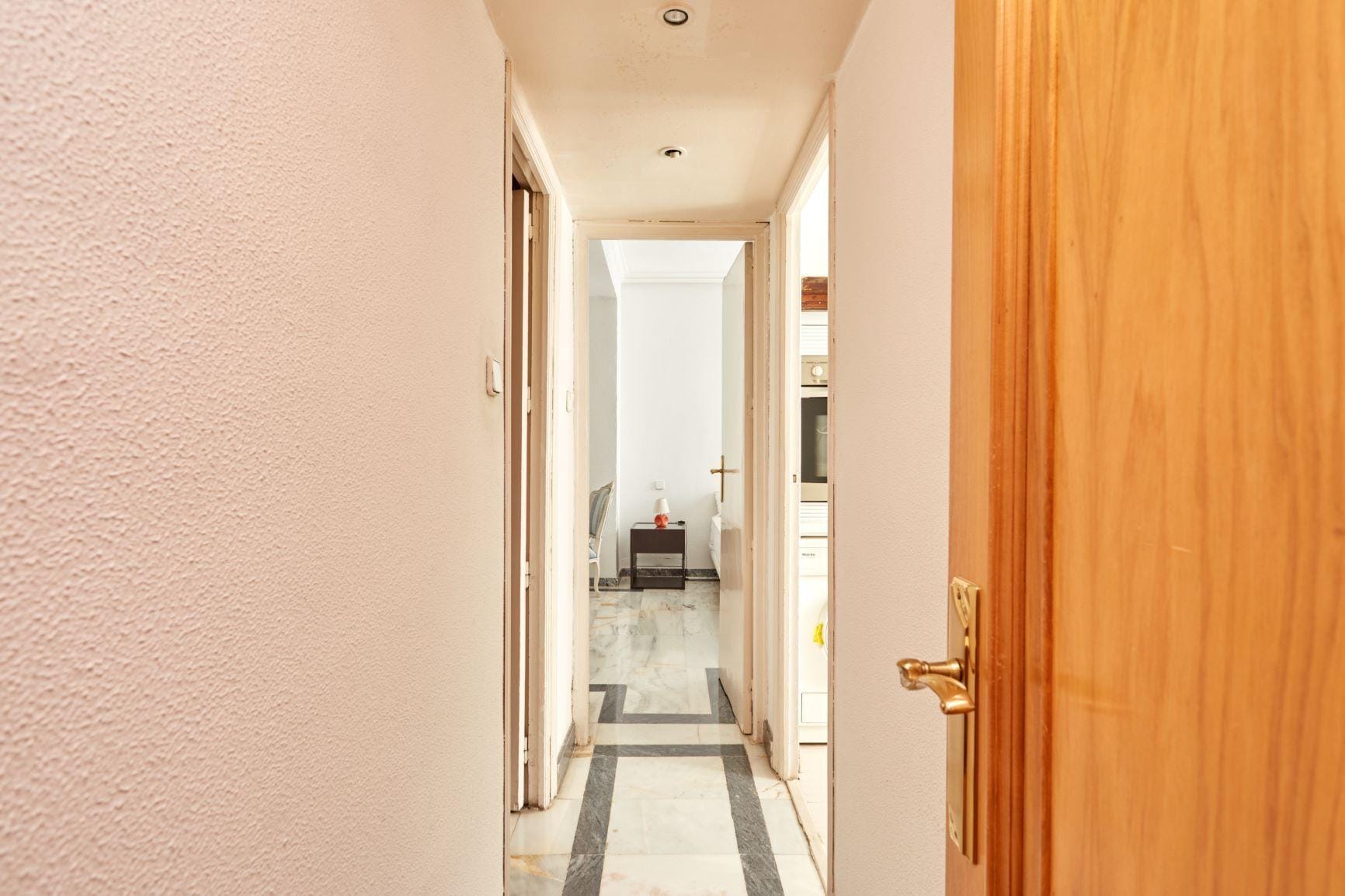 Piso muy luminoso, exterior, con vistas a El Viso, con 2 habitaciones, 1 baño y portero físico.