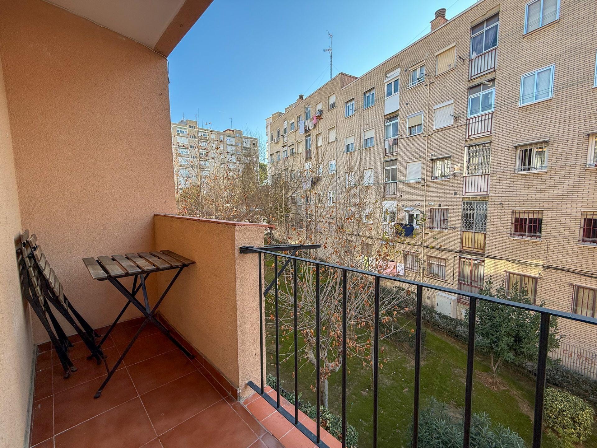 Tu “home office” con terraza: amueblado, muy luminoso y listo para entrar