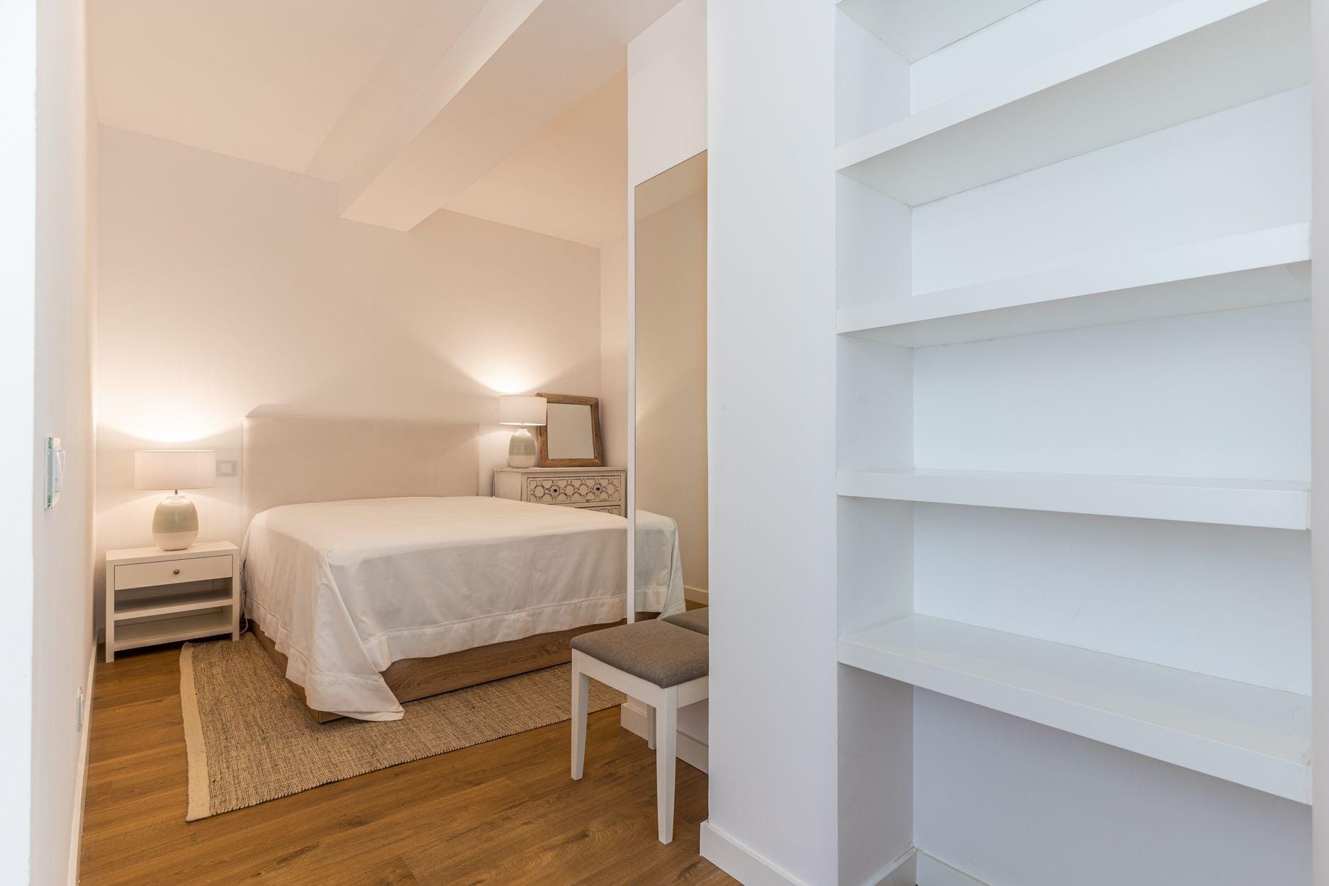 Piso amueblado de 2 dormitorios y 2 baños en Moncloa-Argüelles