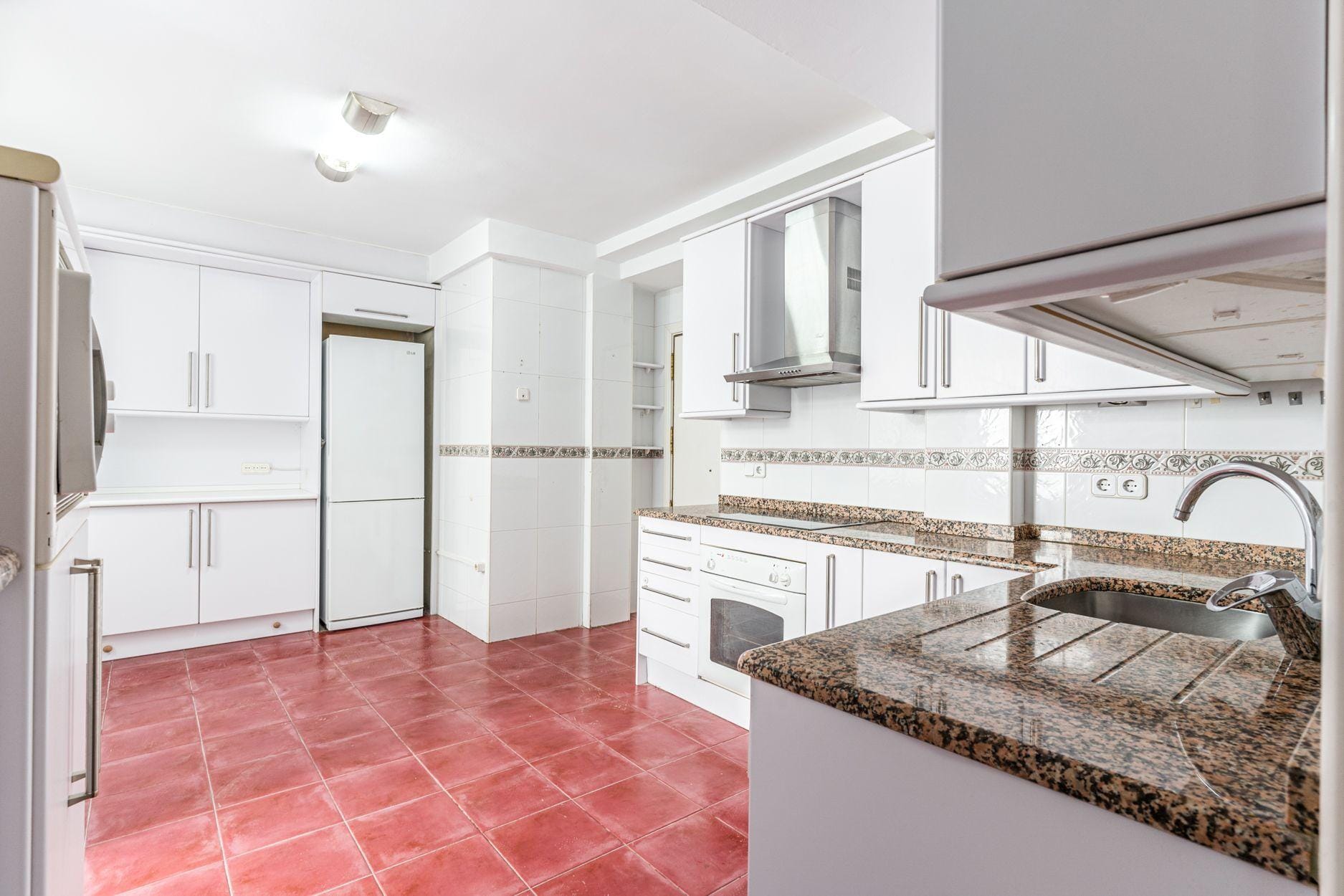 Piso muy luminoso, reformado, exterior, con 4 hab y 2 baños en Av. Bruselas