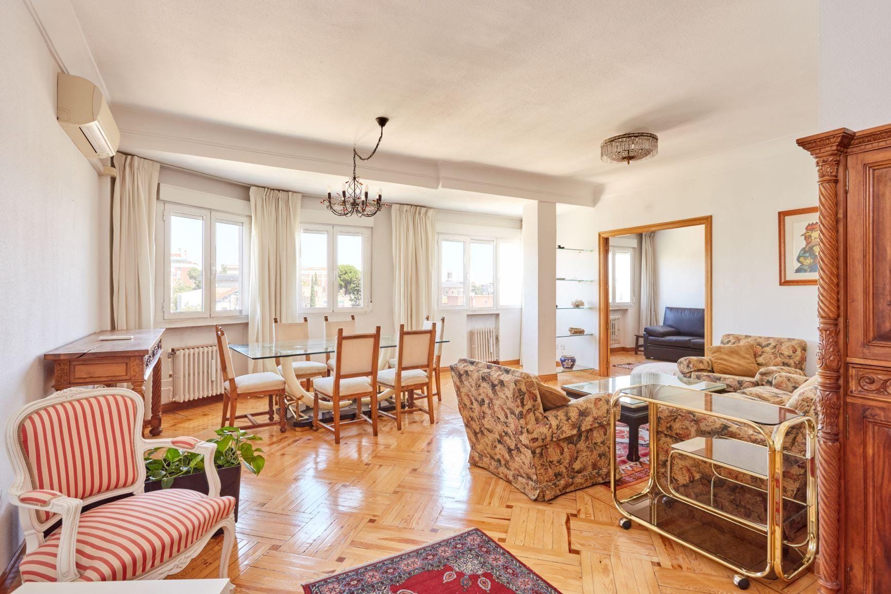 Piso muy luminoso, exterior, con vistas a El Viso, con 2 habitaciones, 1 baño y portero físico.