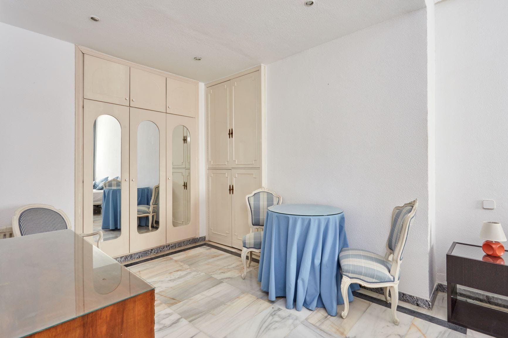 Piso muy luminoso, exterior, con vistas a El Viso, con 2 habitaciones, 1 baño y portero físico.