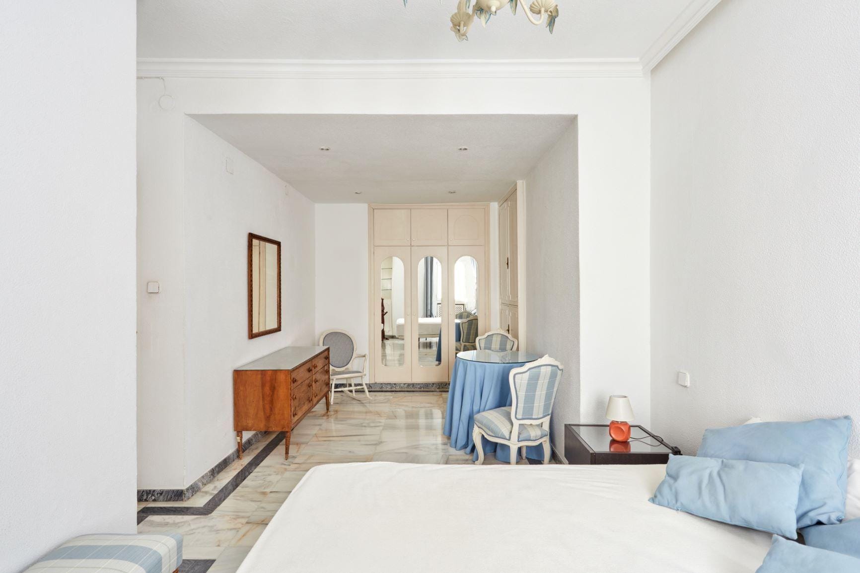 Piso muy luminoso, exterior, con vistas a El Viso, con 2 habitaciones, 1 baño y portero físico.