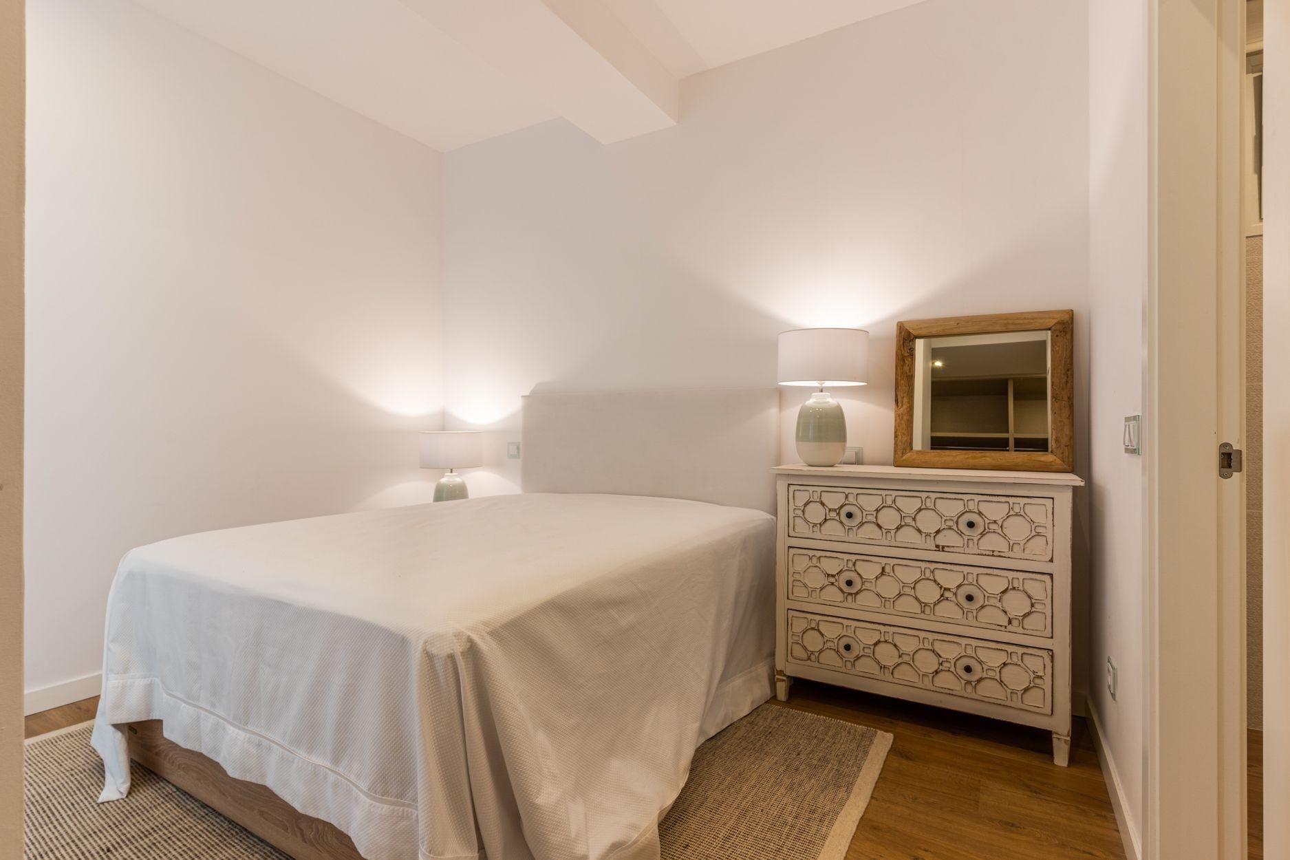 Piso amueblado de 2 dormitorios y 2 baños en Moncloa-Argüelles
