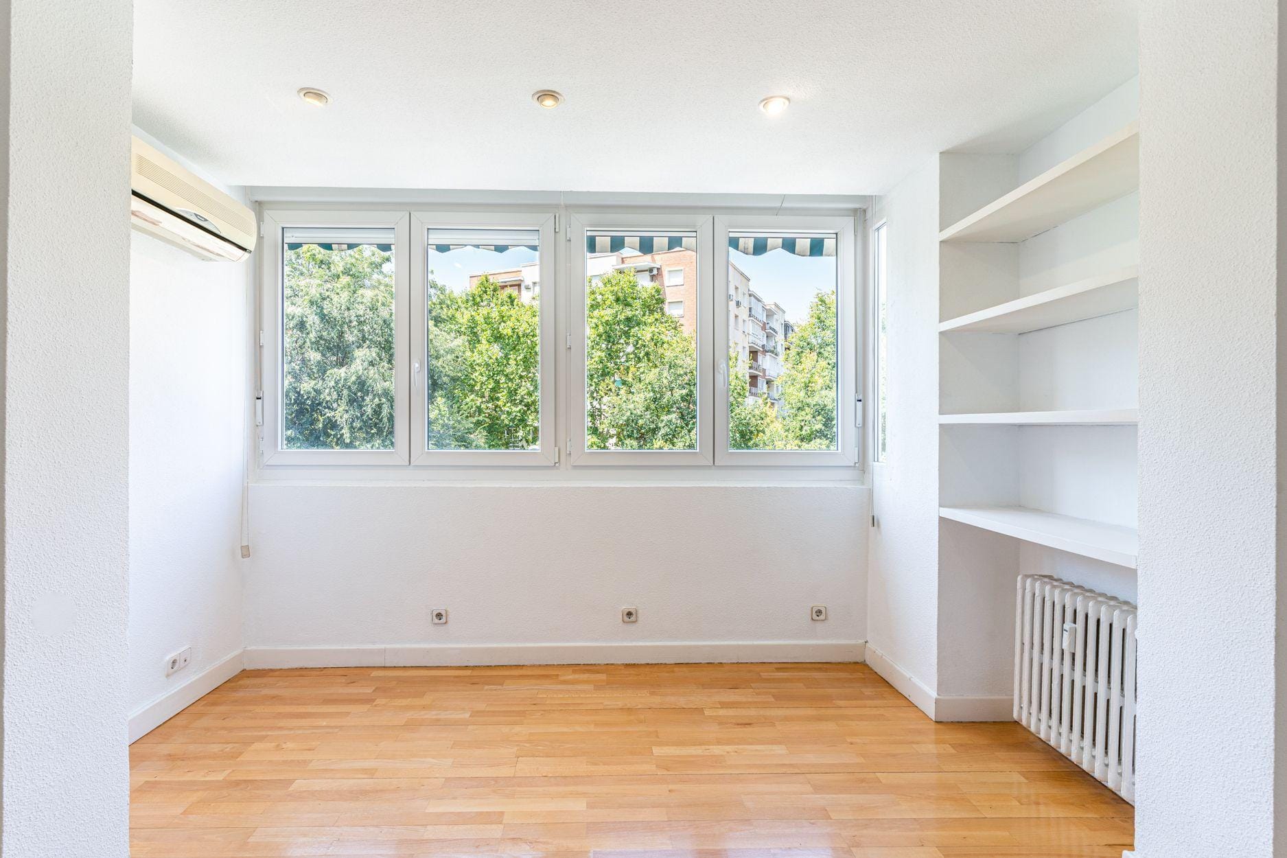Piso muy luminoso, reformado, exterior, con 4 hab y 2 baños en Av. Bruselas