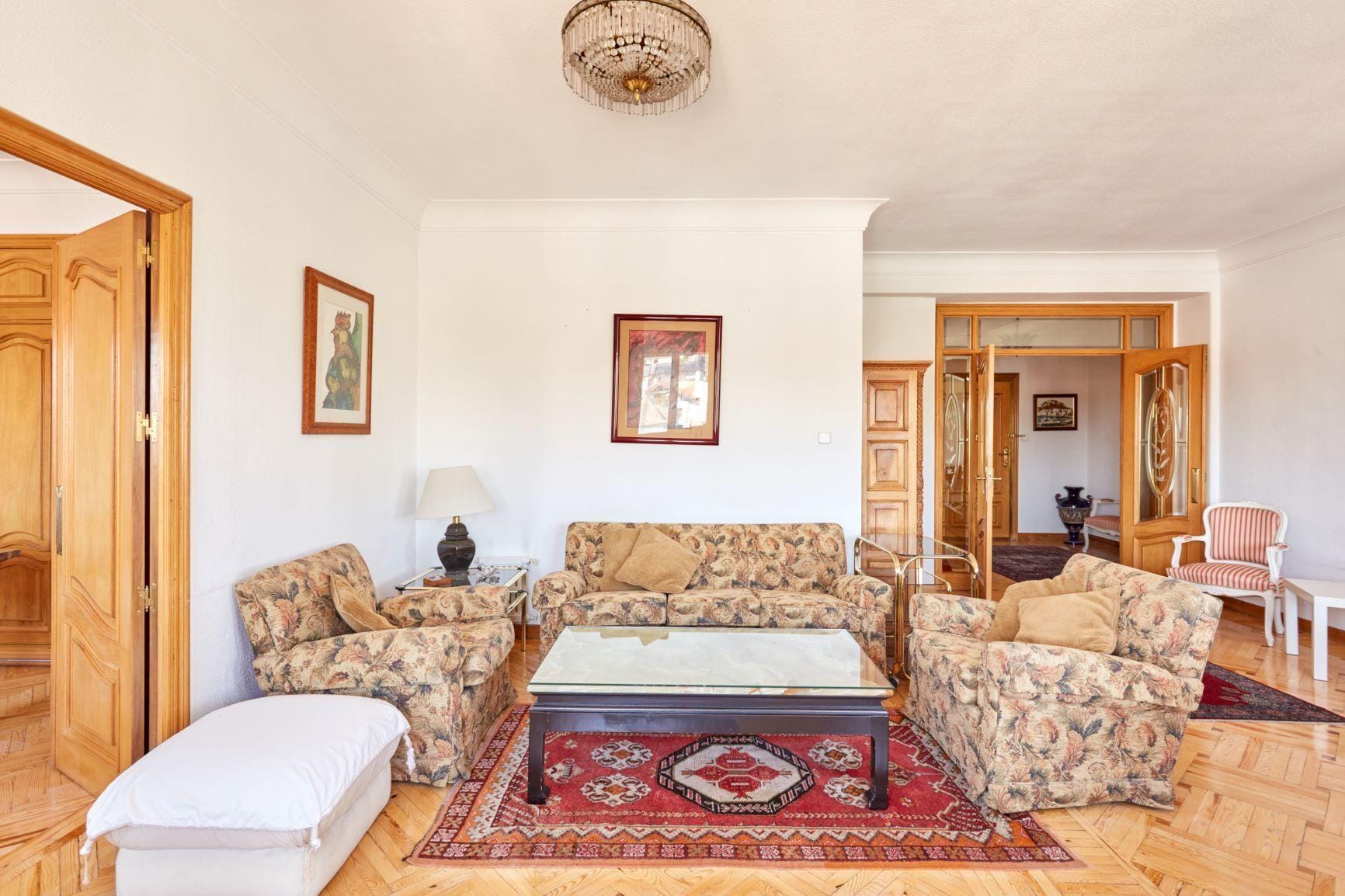 Piso muy luminoso, exterior, con vistas a El Viso, con 2 habitaciones, 1 baño y portero físico.