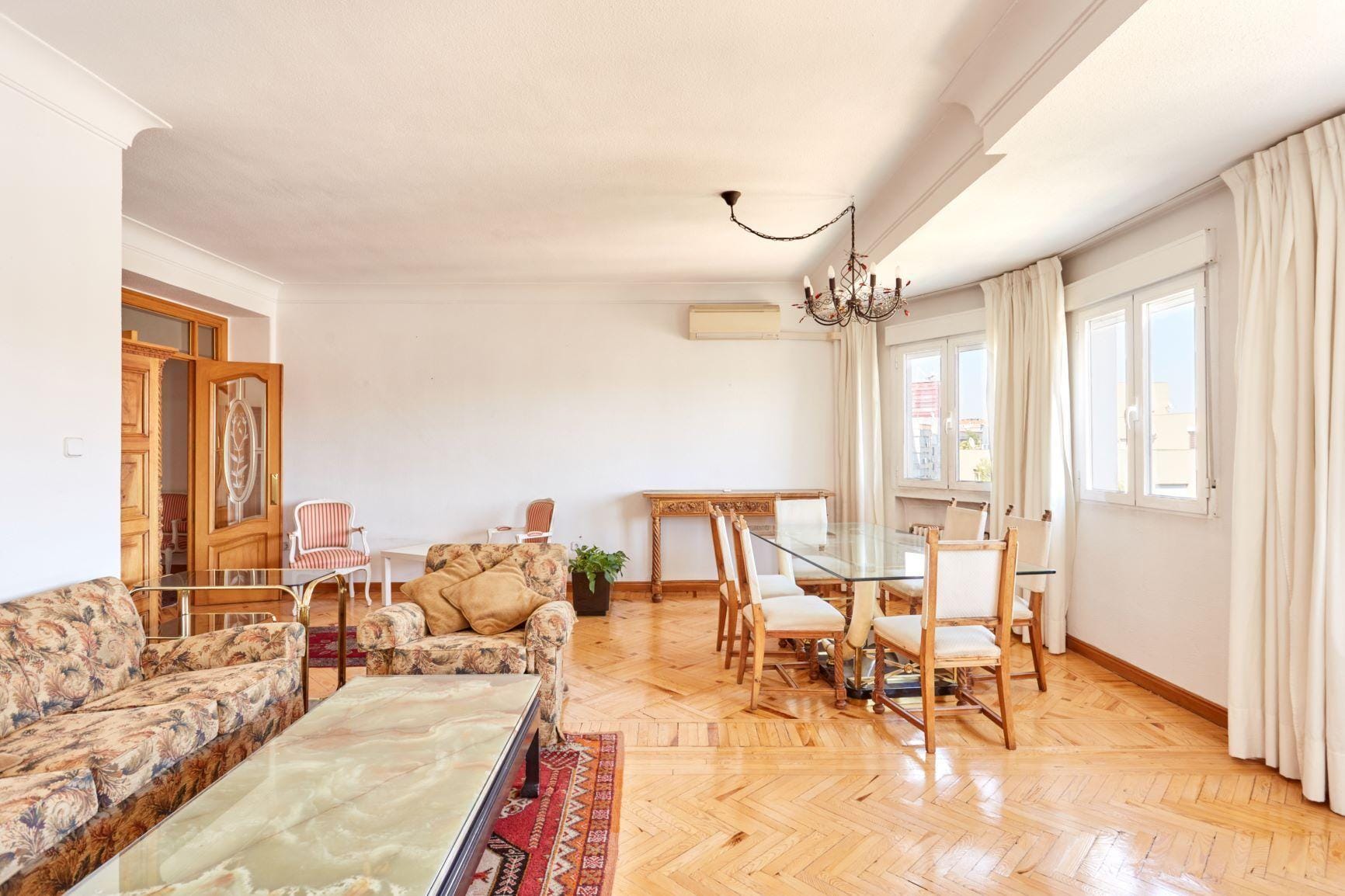 Piso muy luminoso, exterior, con vistas a El Viso, con 2 habitaciones, 1 baño y portero físico.