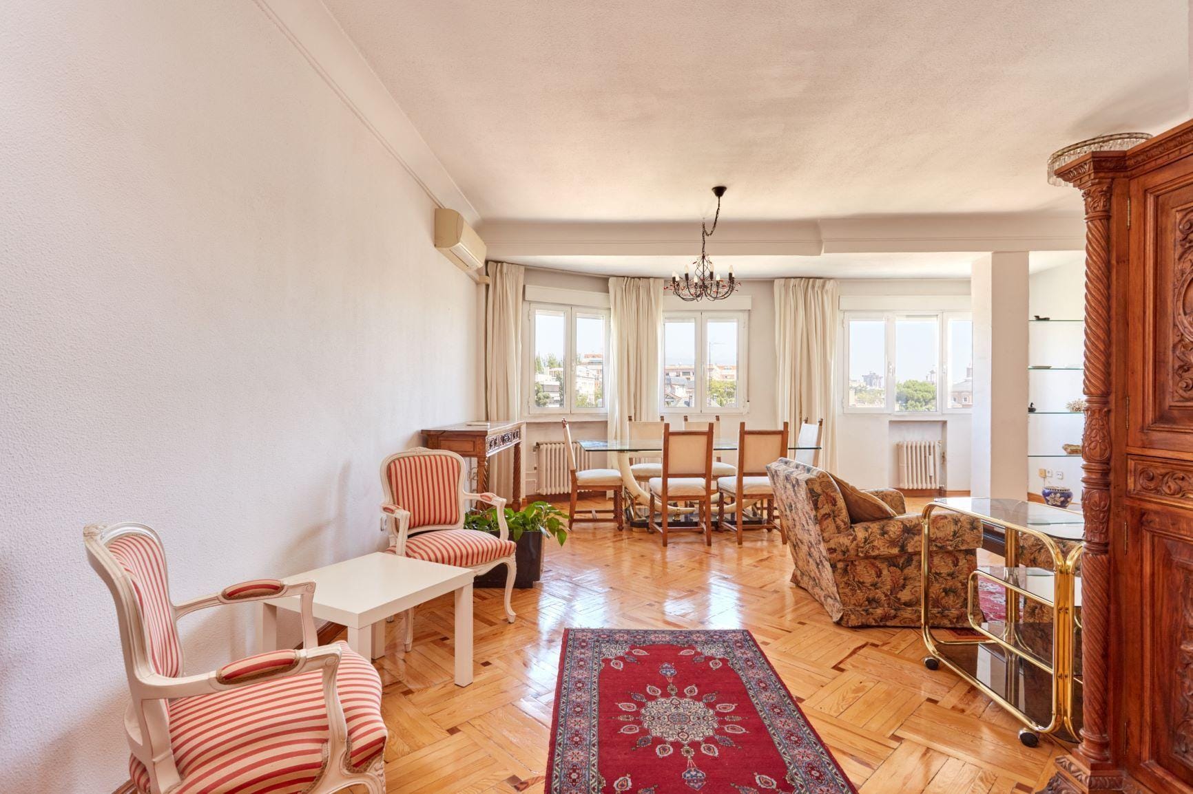 Piso muy luminoso, exterior, con vistas a El Viso, con 2 habitaciones, 1 baño y portero físico.