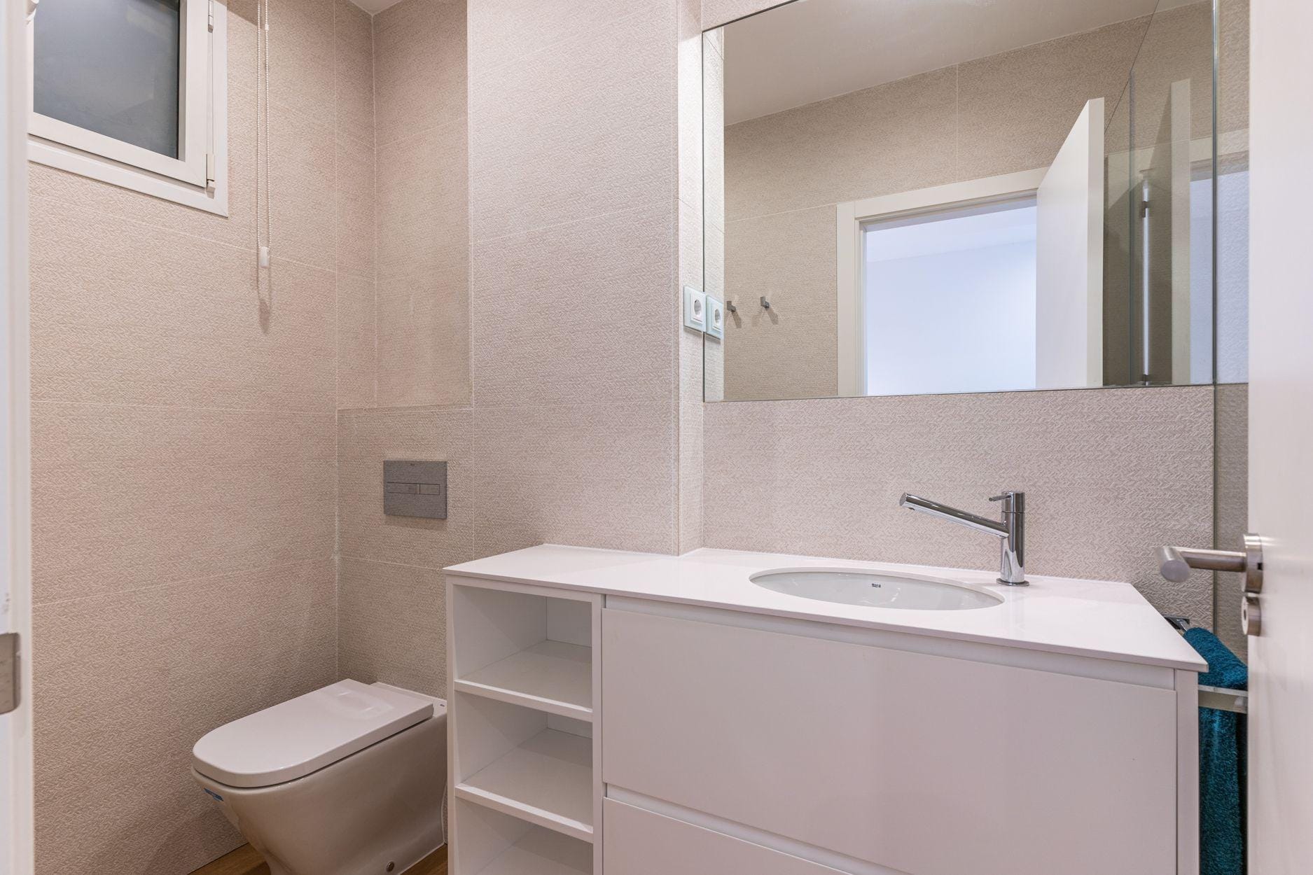Piso amueblado de 2 dormitorios y 2 baños en Moncloa-Argüelles