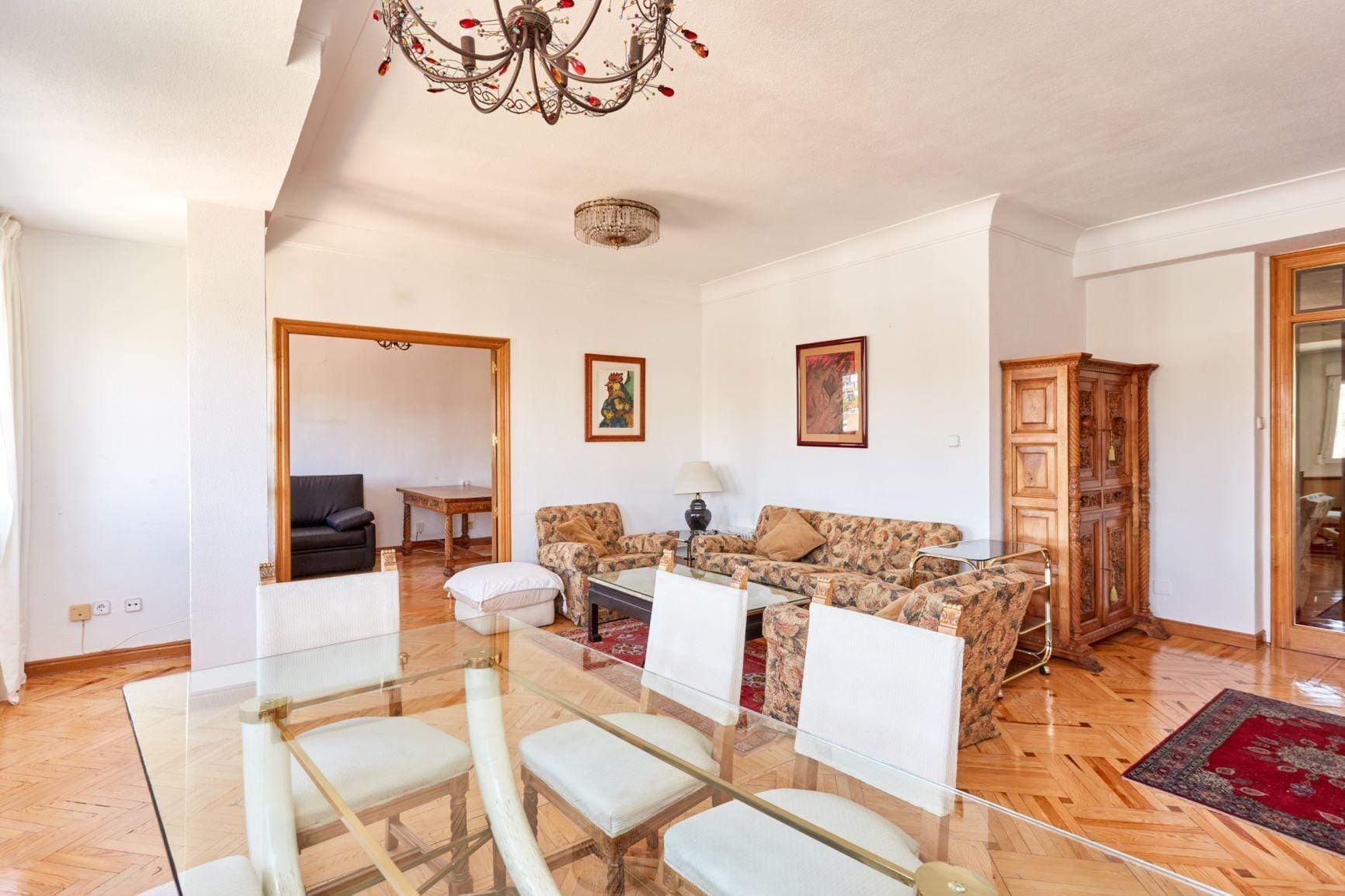 Piso muy luminoso, exterior, con vistas a El Viso, con 2 habitaciones, 1 baño y portero físico.
