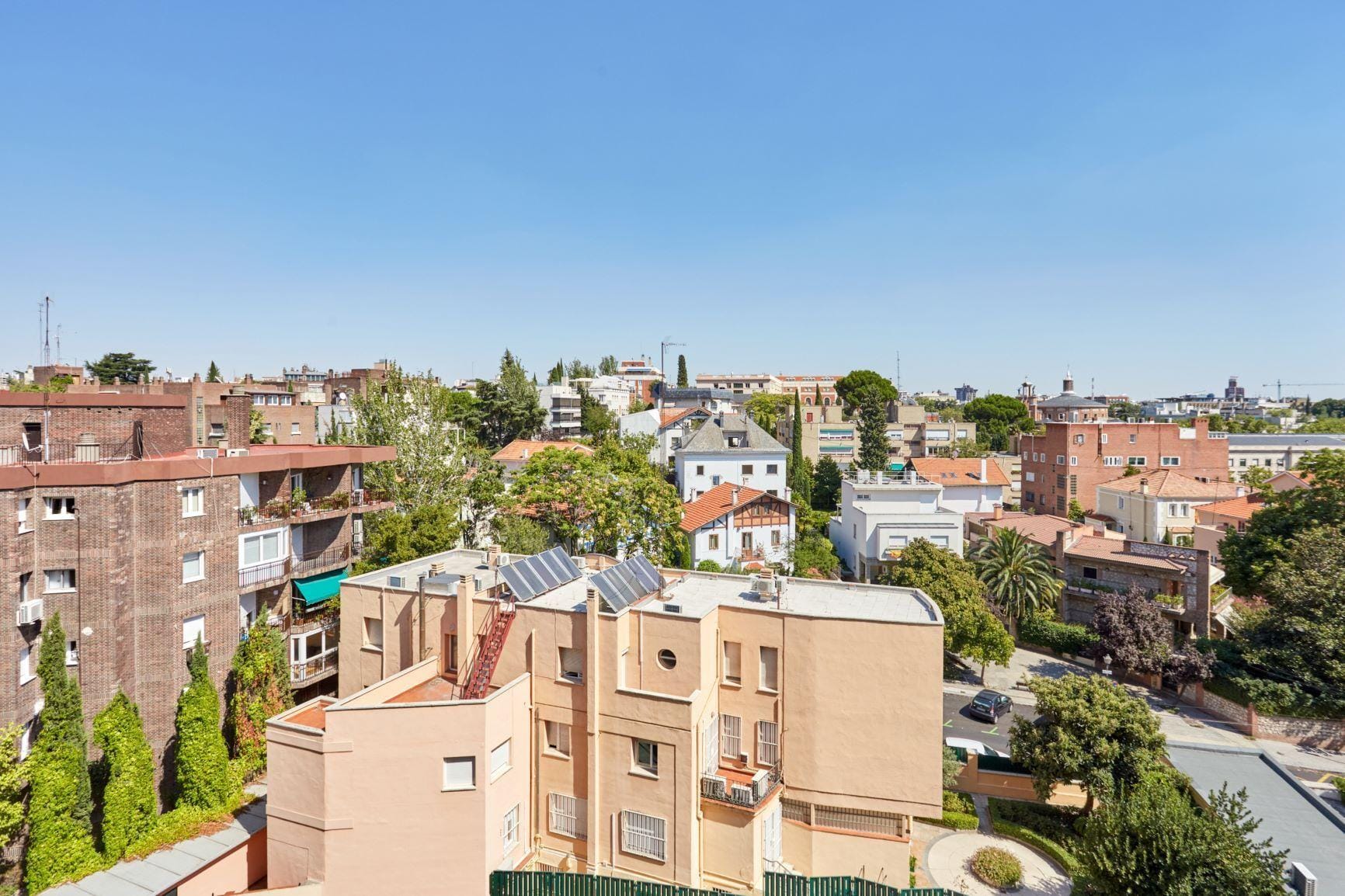 Piso muy luminoso, exterior, con vistas a El Viso, con 2 habitaciones, 1 baño y portero físico.