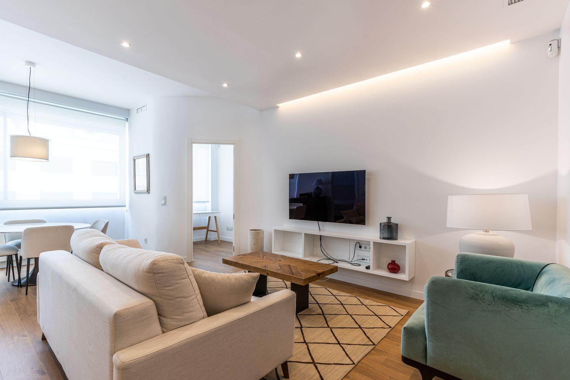 Piso amueblado de 2 dormitorios y 2 baños en Moncloa-Argüelles