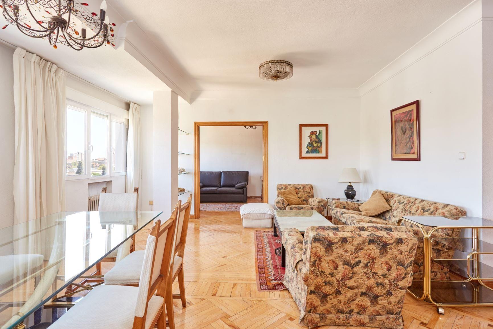 Piso muy luminoso, exterior, con vistas a El Viso, con 2 habitaciones, 1 baño y portero físico.
