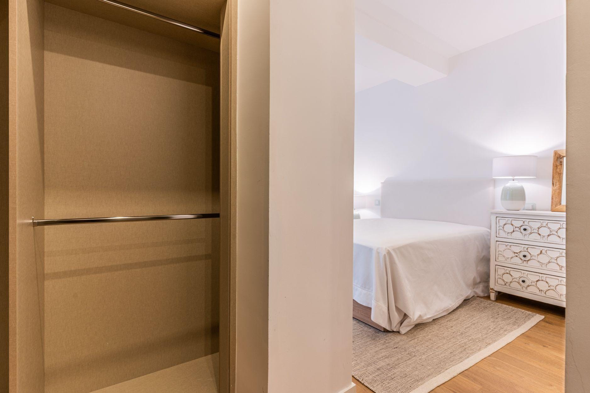Piso amueblado de 2 dormitorios y 2 baños en Moncloa-Argüelles