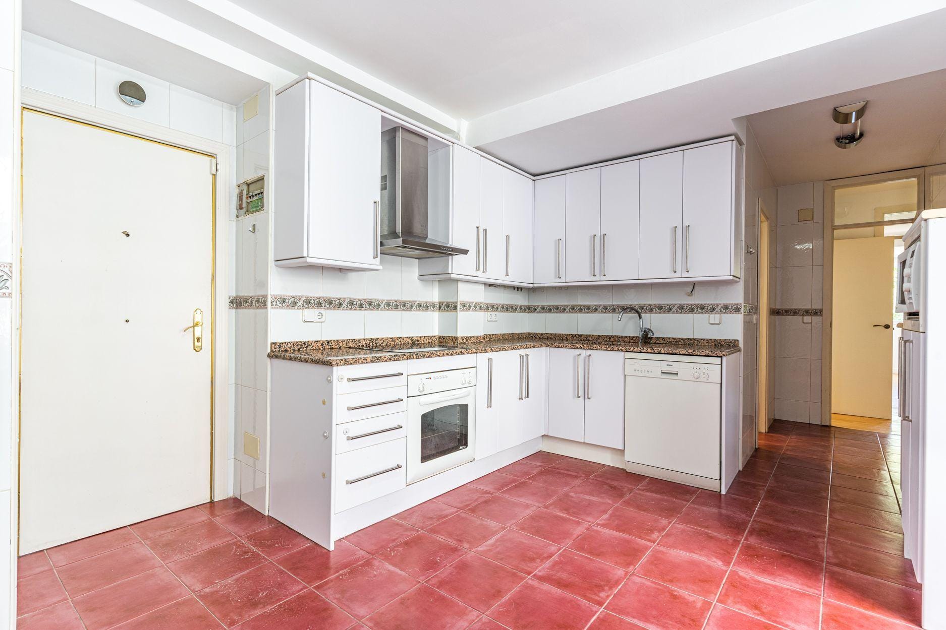 Piso muy luminoso, reformado, exterior, con 4 hab y 2 baños en Av. Bruselas
