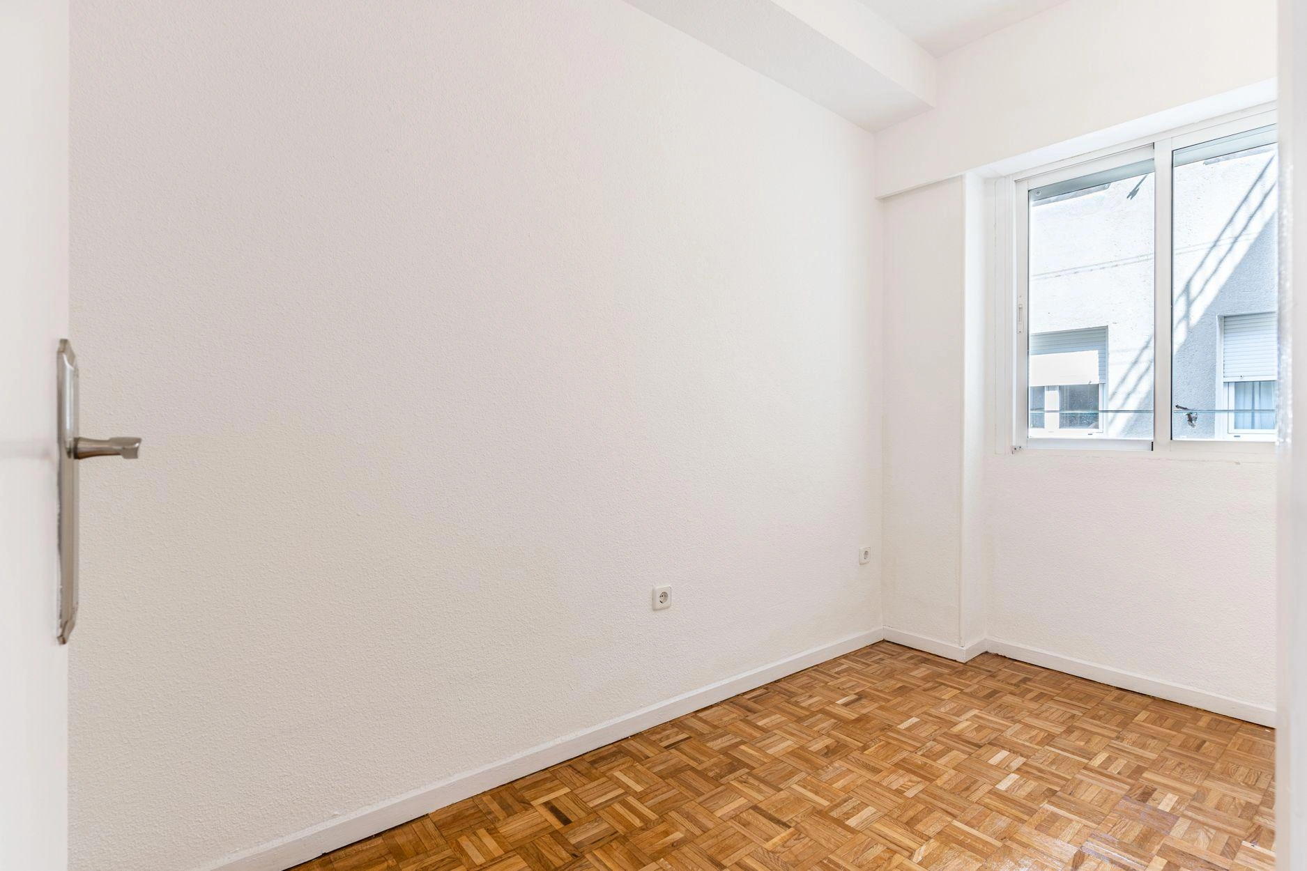Vivienda de 3 dormitorios con terraza orientada al sur y vistas despejadas.