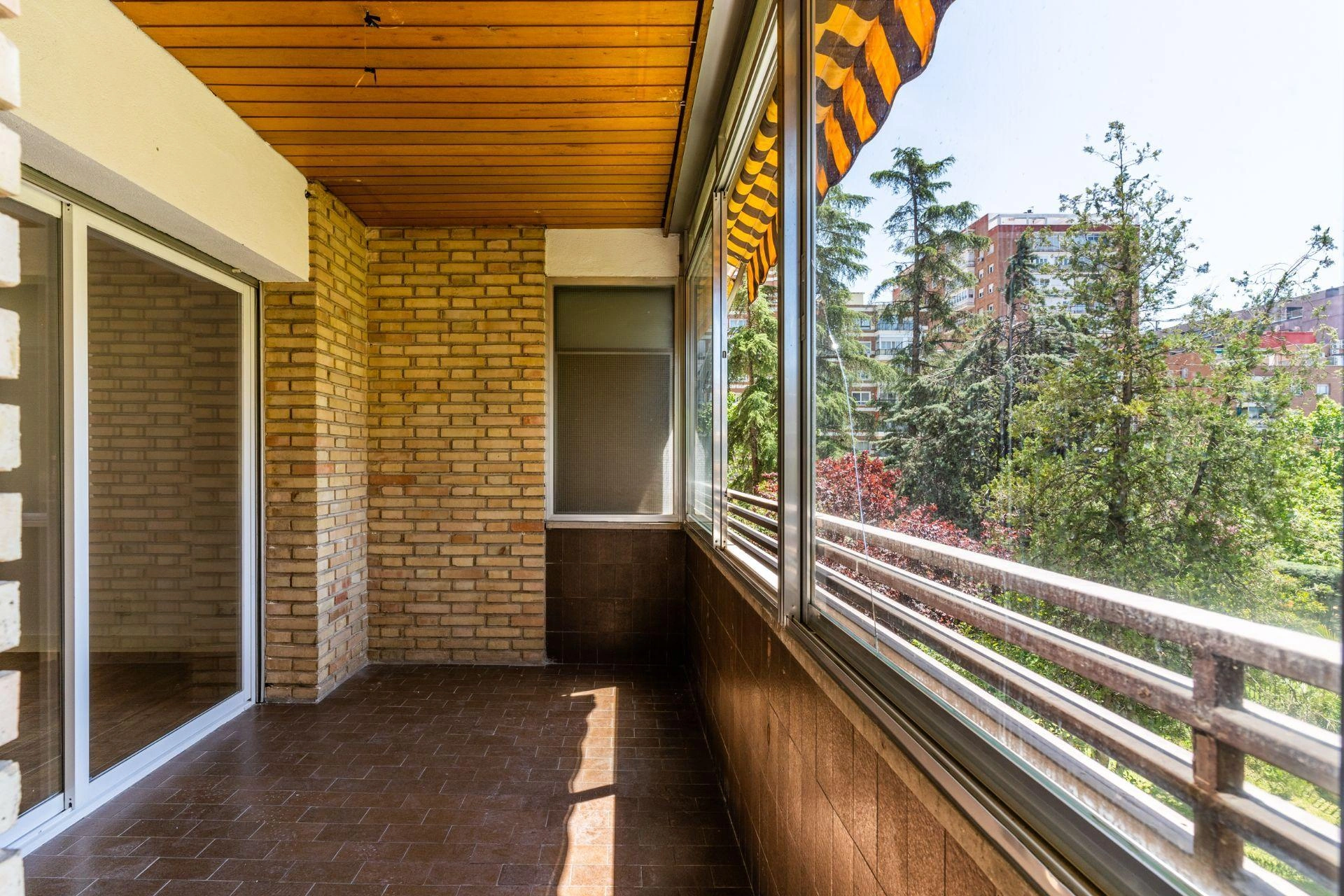 Piso exterior reformado en urbanización con piscina al lado del CEU San Pablo, el Tribunal Constitucional y el Hospital Clínico