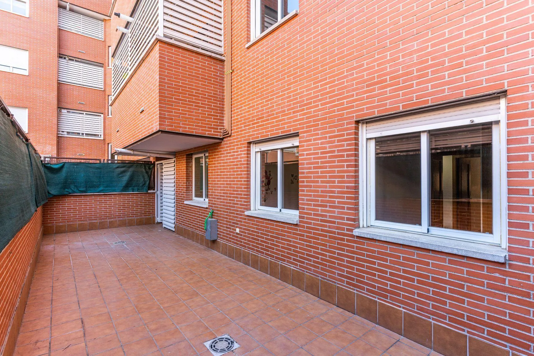 BAJO DE 3 DORMITORIOS CON PATIO PRIVATIVO DE 28M2, EN URBANIZACION CON PISCINA, PISTA DEPORTIVA Y ZONA DE JUEGOS INFANTILES