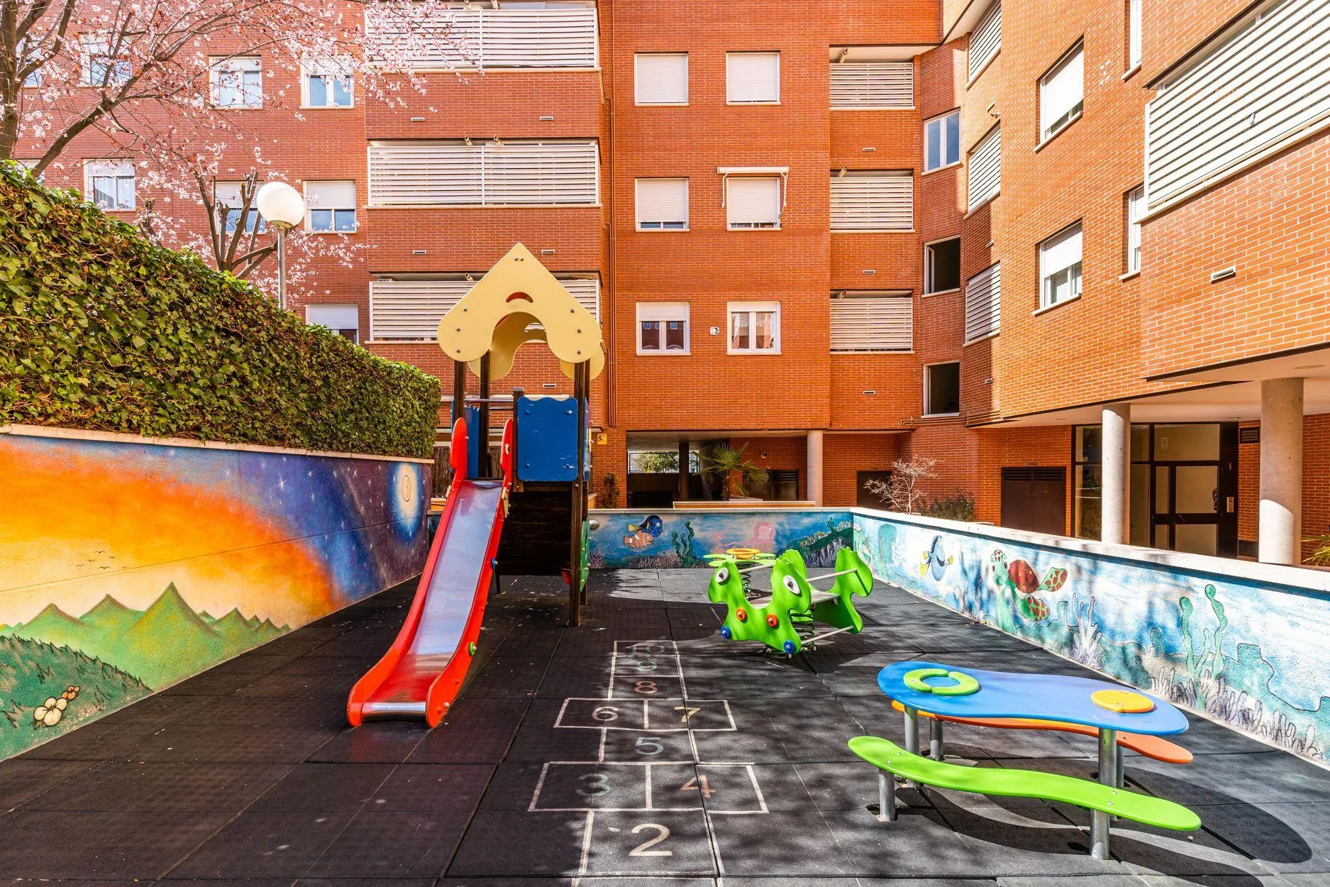 BAJO DE 3 DORMITORIOS CON PATIO PRIVATIVO DE 28M2, EN URBANIZACION CON PISCINA, PISTA DEPORTIVA Y ZONA DE JUEGOS INFANTILES