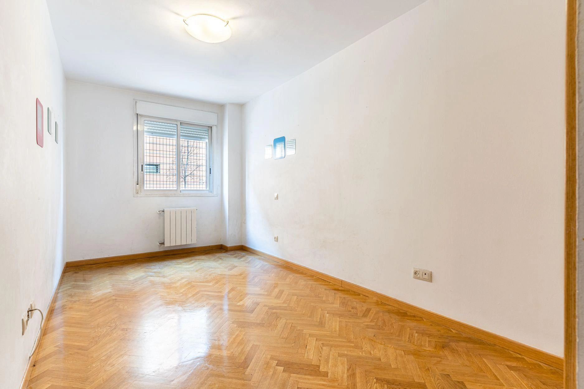 BAJO DE 3 DORMITORIOS CON PATIO PRIVATIVO DE 28M2, EN URBANIZACION CON PISCINA, PISTA DEPORTIVA Y ZONA DE JUEGOS INFANTILES