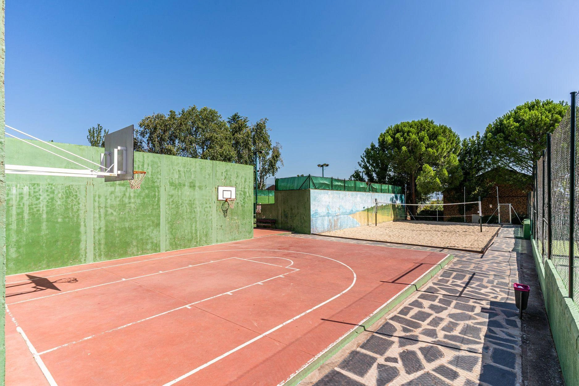Chalet adosado de 4 dormitorios con jardín e impresionantes zonas comunes en la Urbanización El Guijo