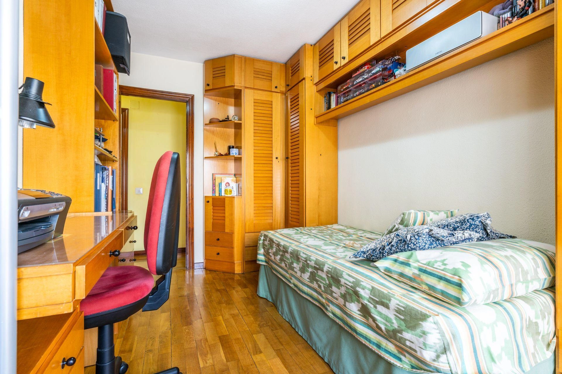 ¿Y si pudieras comprar una vivienda reformada con 2 amplias terrazas, trastero y 2 plazas de garaje a 1 minuto andando del metro?