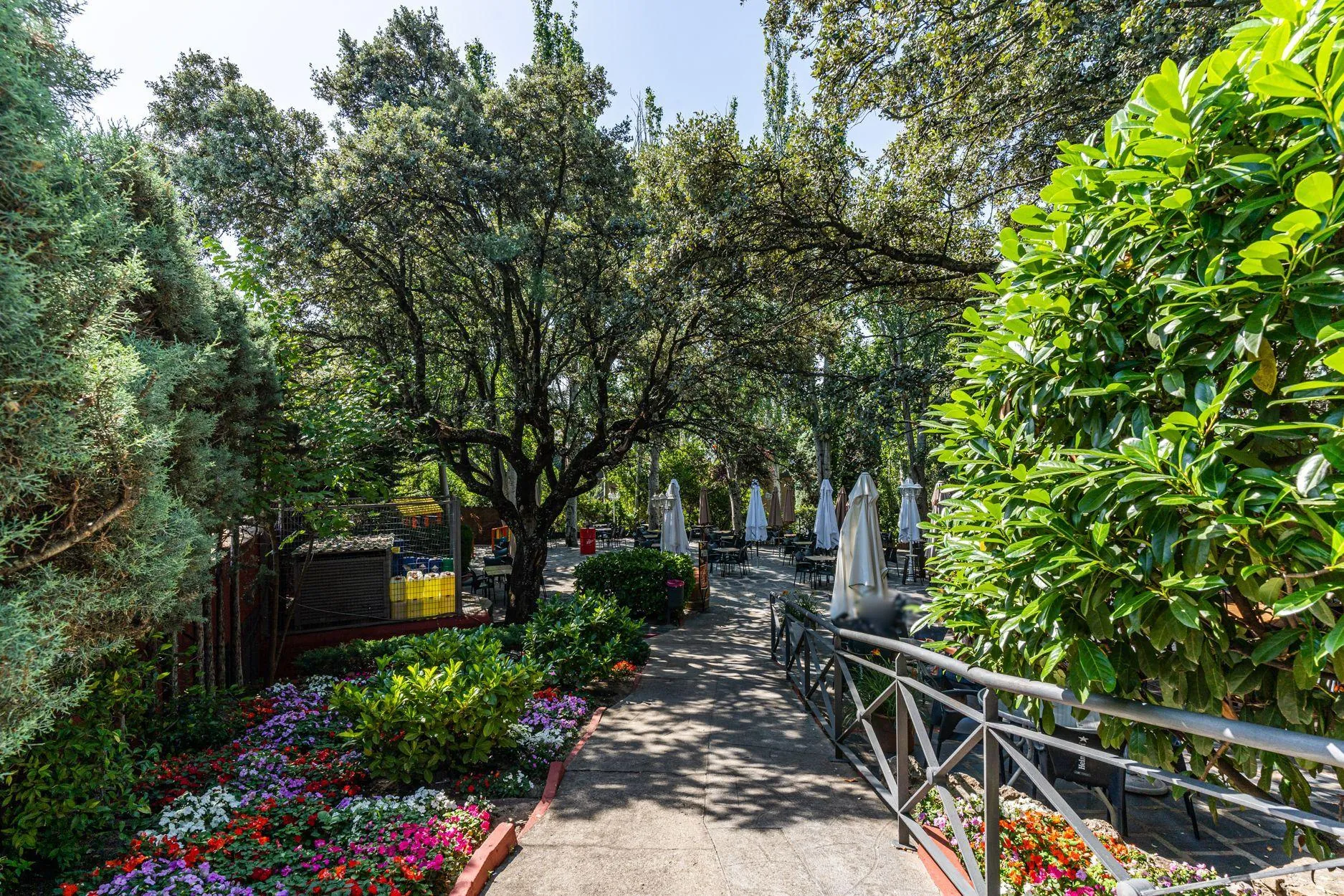 Chalet adosado de 4 dormitorios con jardín e impresionantes zonas comunes en la Urbanización El Guijo