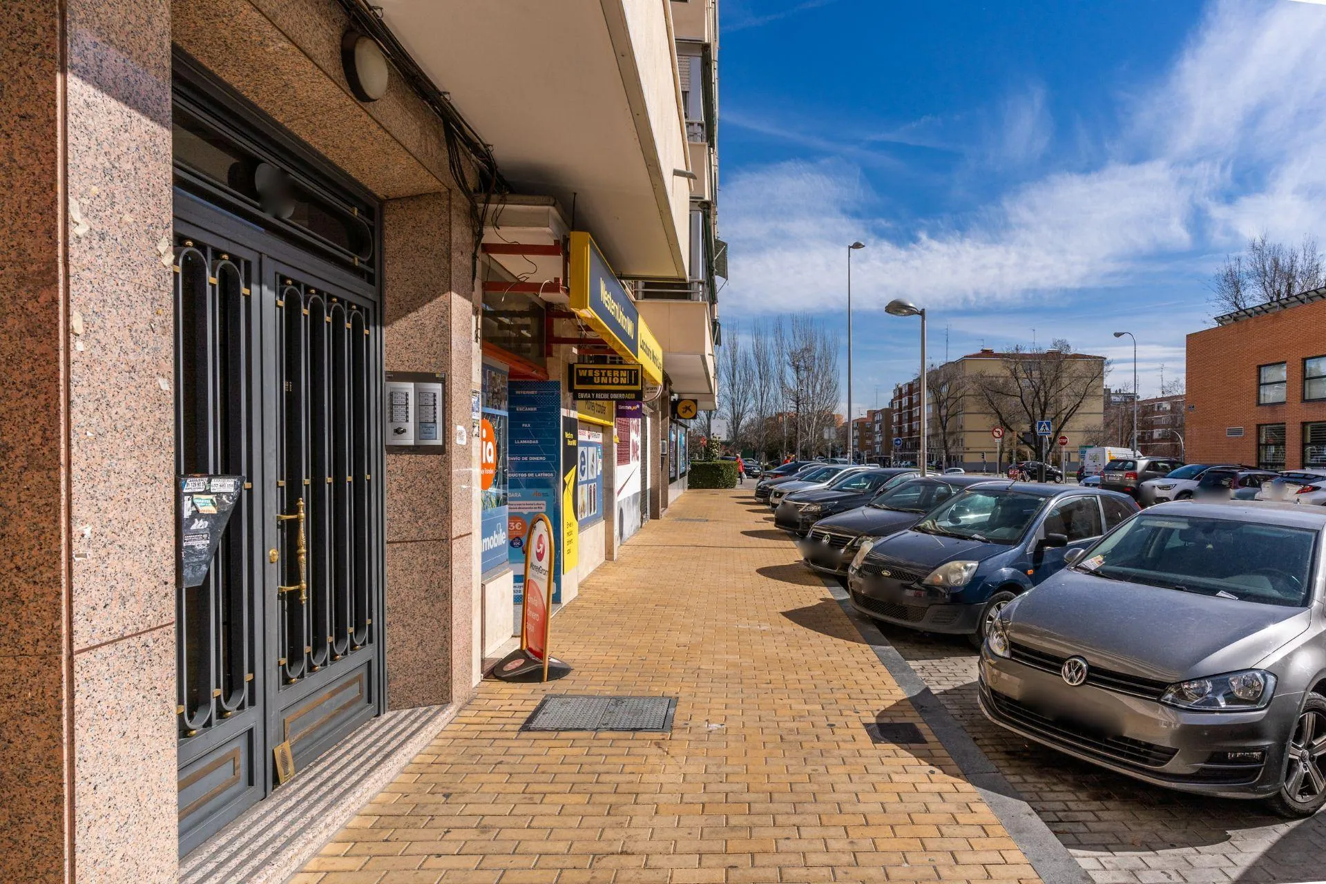 ¿Y si pudieras comprar una vivienda reformada con 2 amplias terrazas, trastero y 2 plazas de garaje a 1 minuto andando del metro?