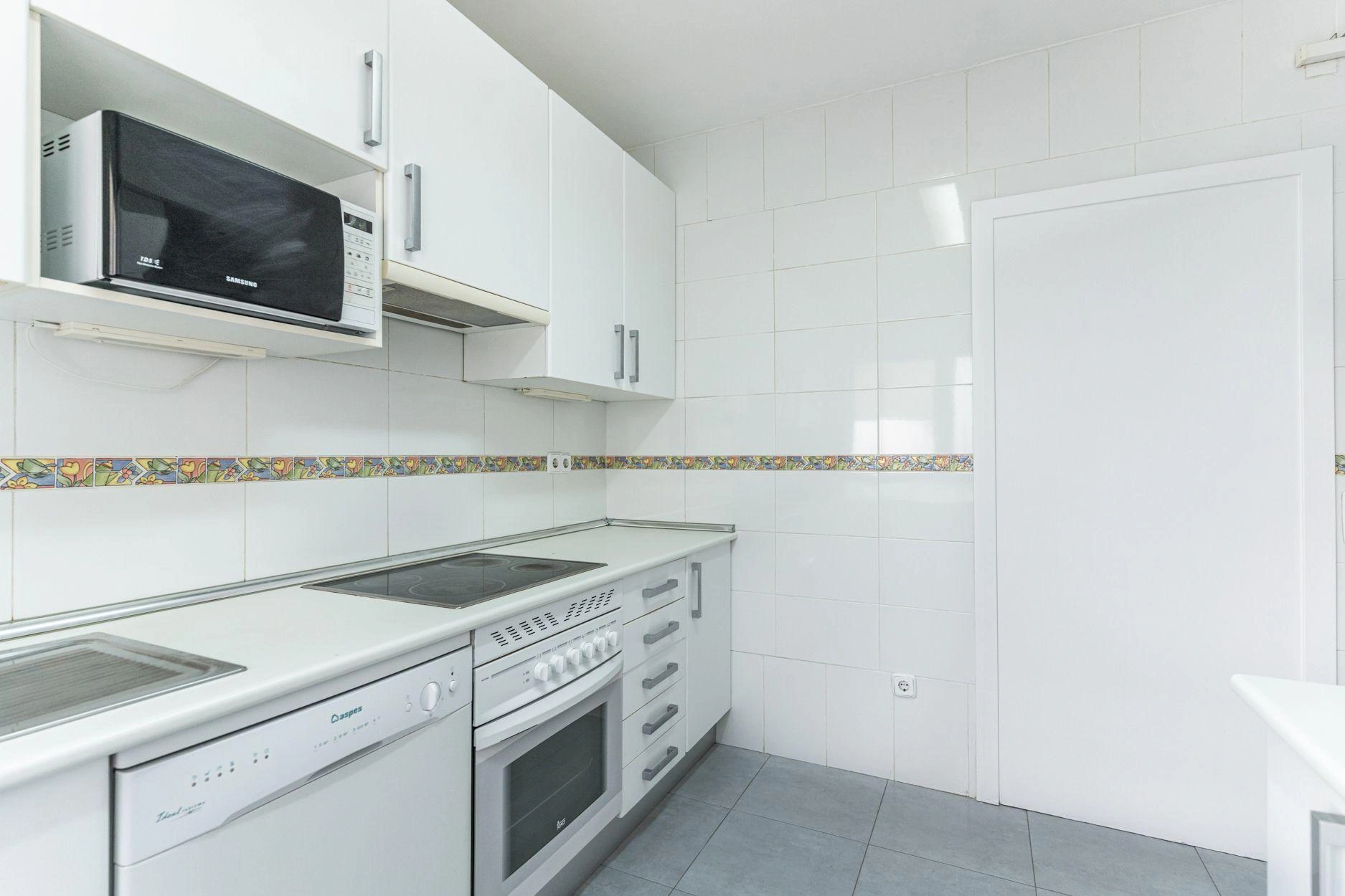Vivienda de 3 dormitorios con terraza orientada al sur y vistas despejadas.
