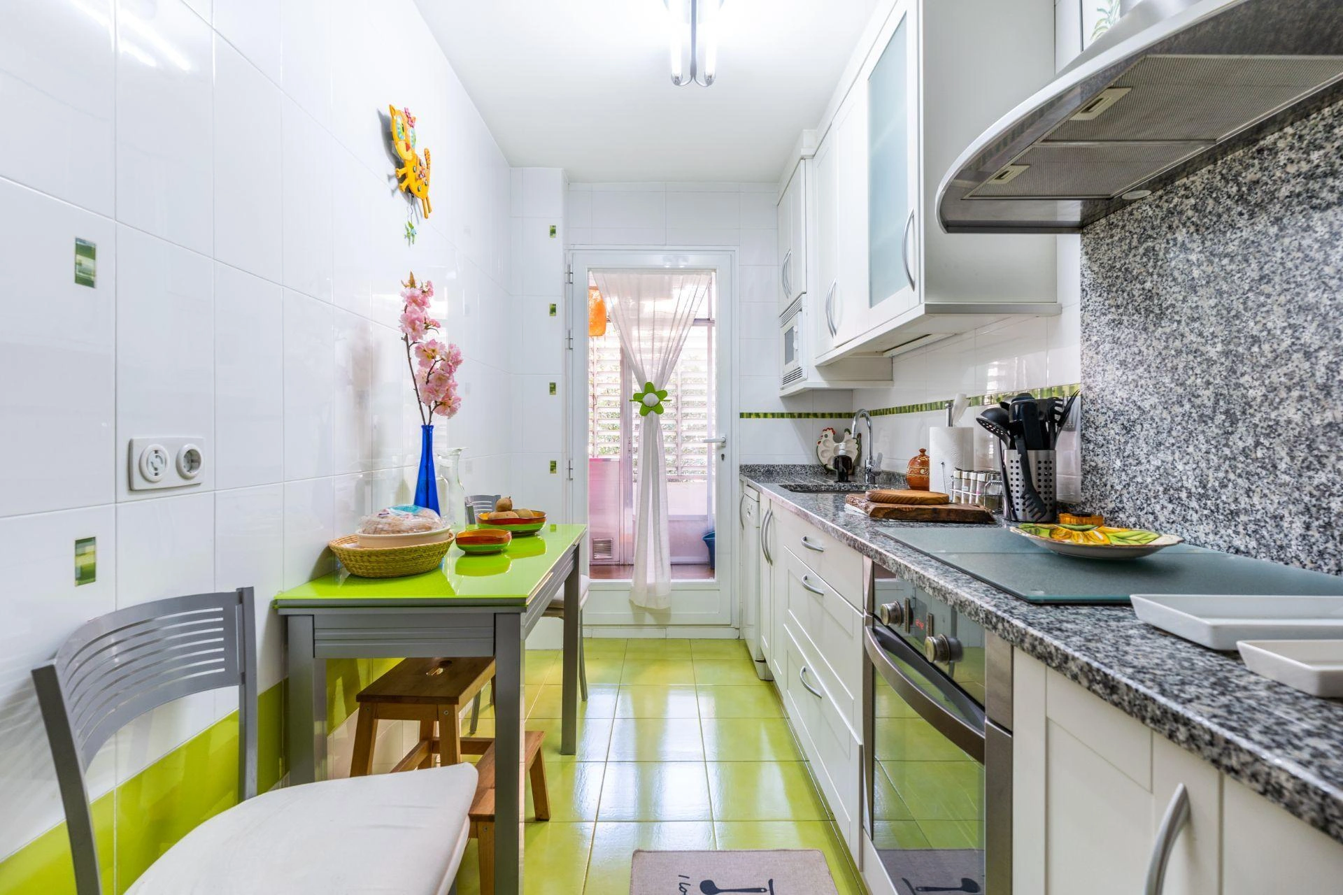 ¿Y si pudieras comprar una vivienda reformada con 2 amplias terrazas, trastero y 2 plazas de garaje a 1 minuto andando del metro?