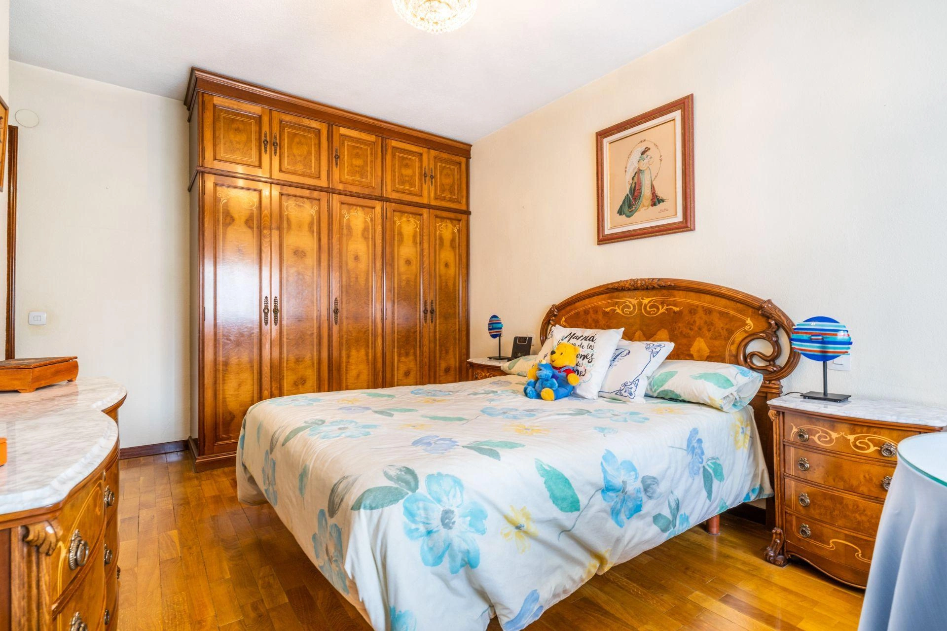 ¿Y si pudieras comprar una vivienda reformada con 2 amplias terrazas, trastero y 2 plazas de garaje a 1 minuto andando del metro?