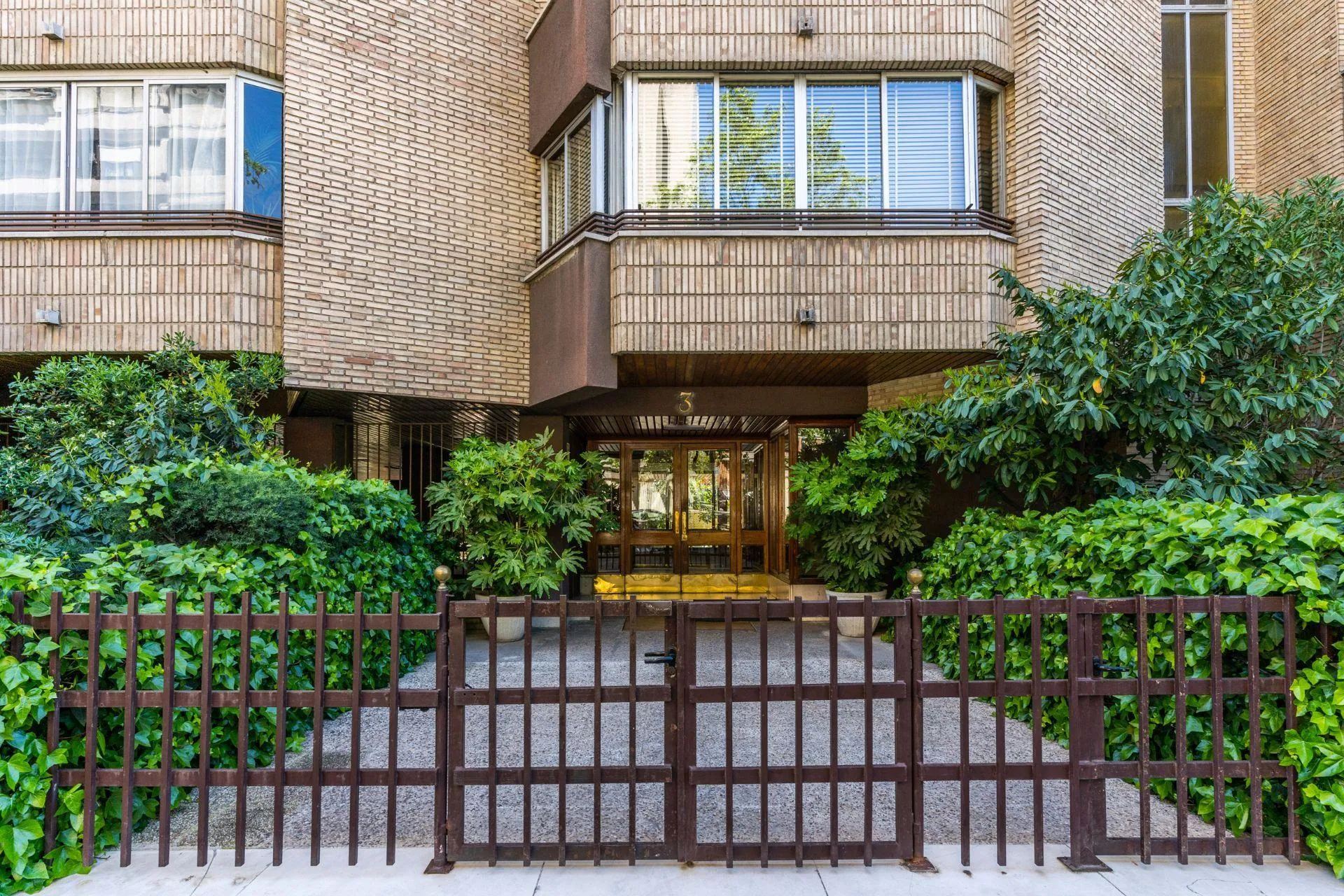 Piso exterior reformado en urbanización con piscina al lado del CEU San Pablo, el Tribunal Constitucional y el Hospital Clínico