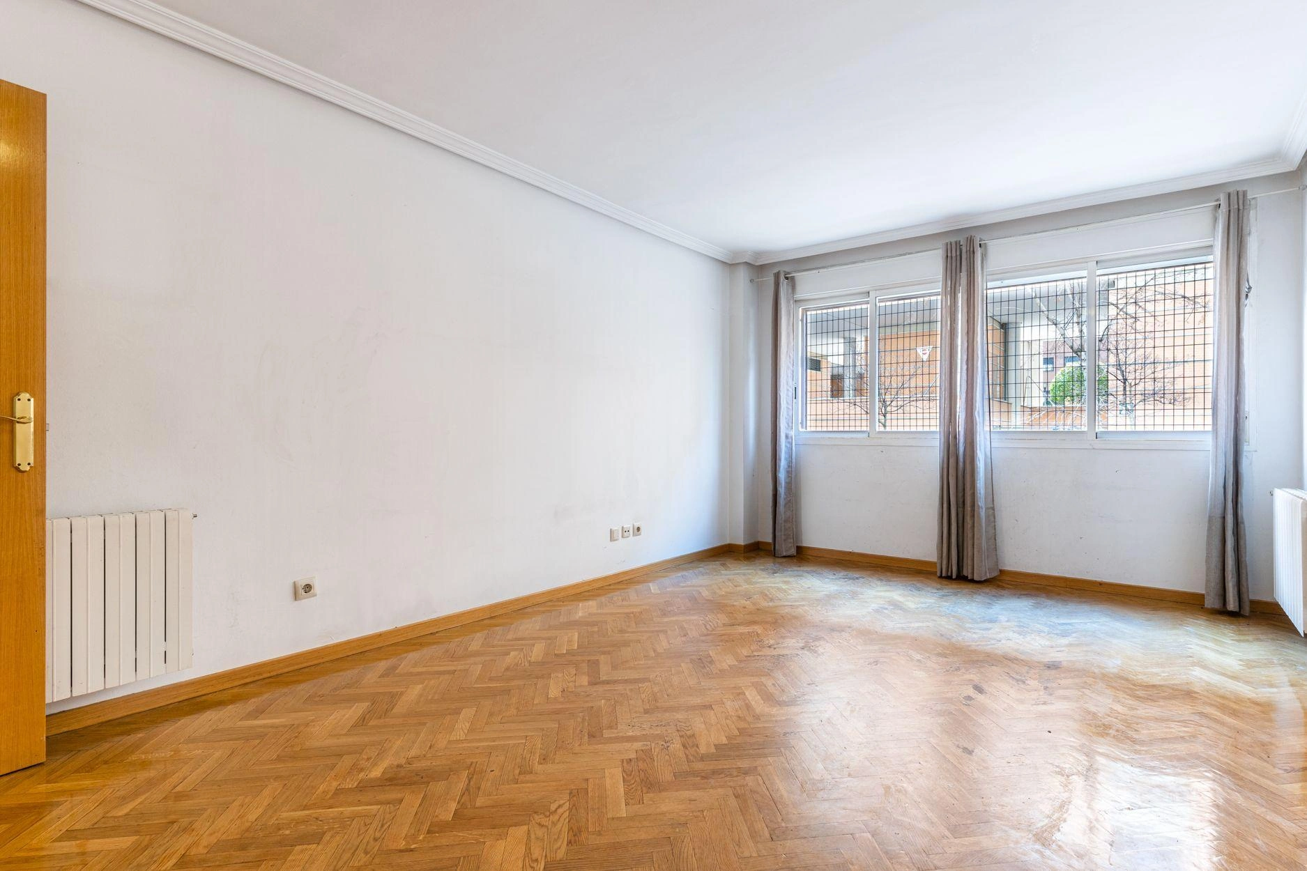 BAJO DE 3 DORMITORIOS CON PATIO PRIVATIVO DE 28M2, EN URBANIZACION CON PISCINA, PISTA DEPORTIVA Y ZONA DE JUEGOS INFANTILES