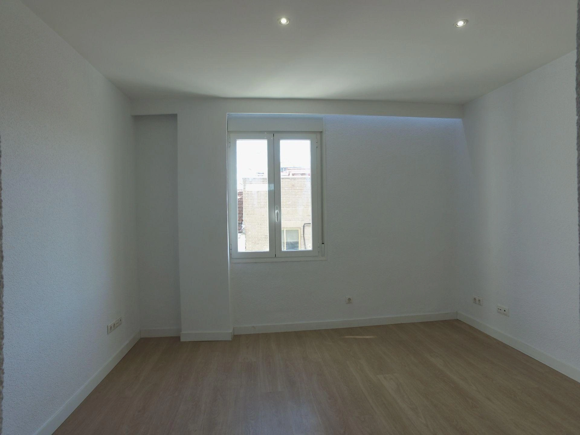 Edificio en venta en Puente de Vallecas-San Diego, Madrid
