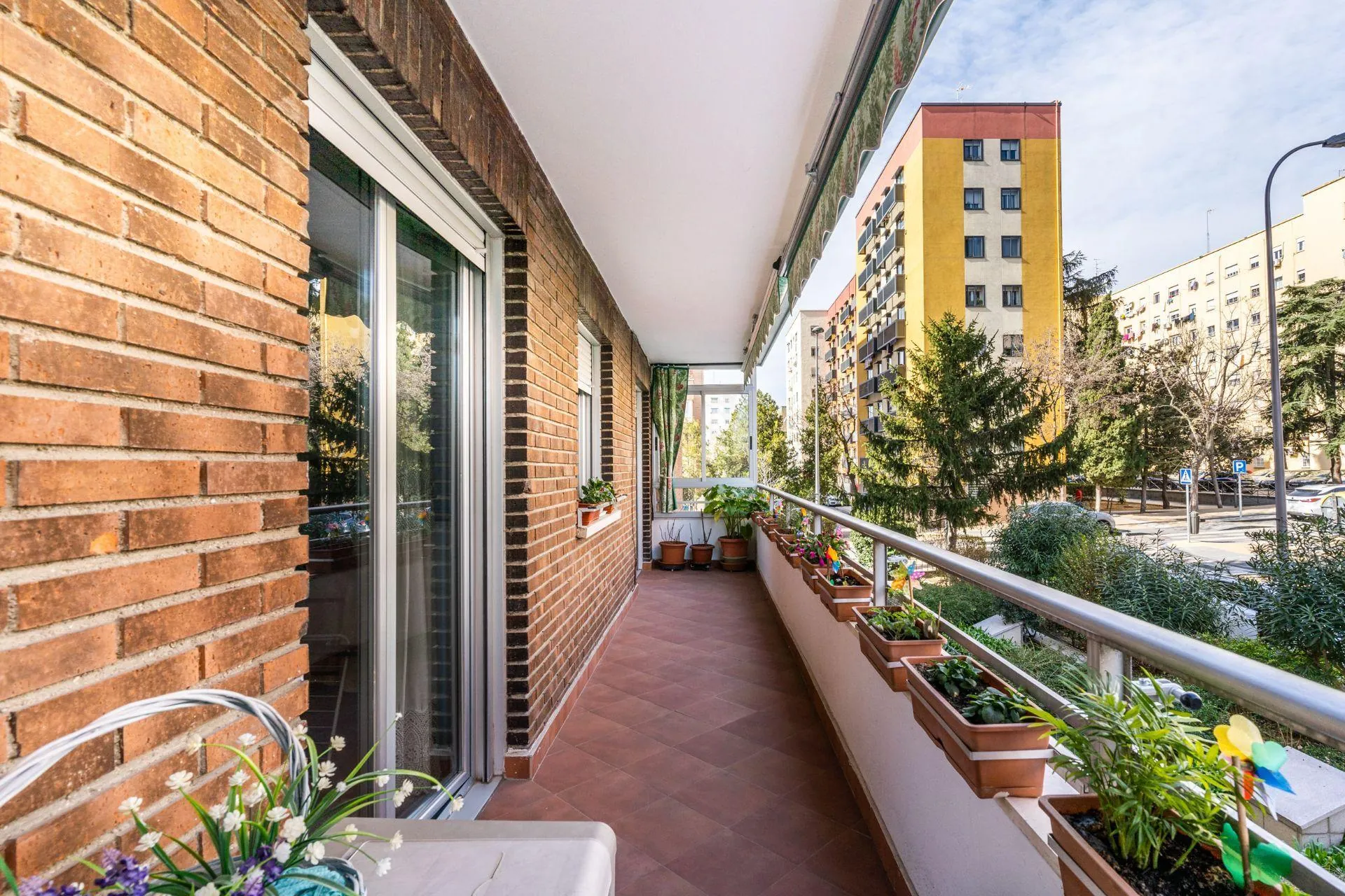 ¿Y si pudieras comprar una vivienda reformada con 2 amplias terrazas, trastero y 2 plazas de garaje a 1 minuto andando del metro?