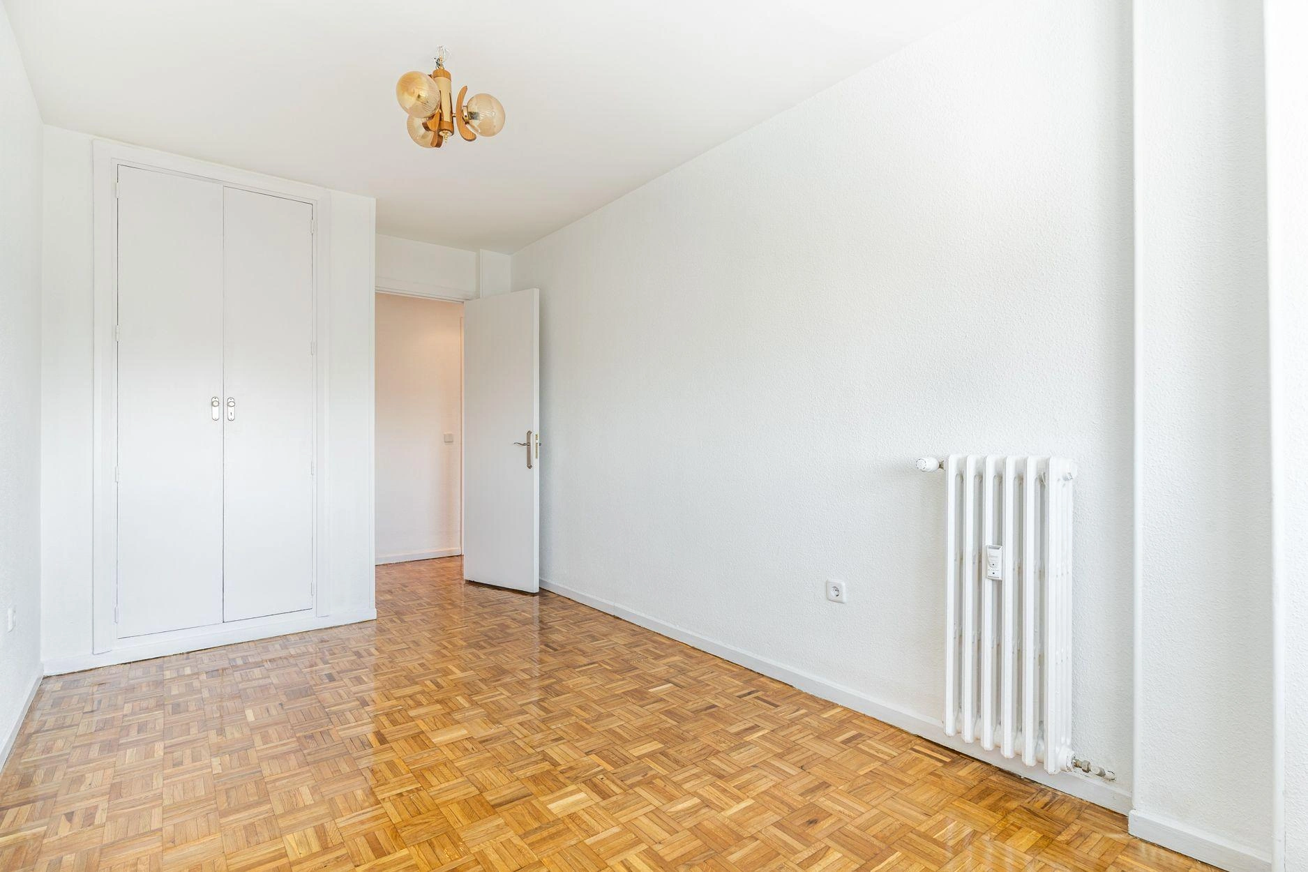 Vivienda de 3 dormitorios con terraza orientada al sur y vistas despejadas.