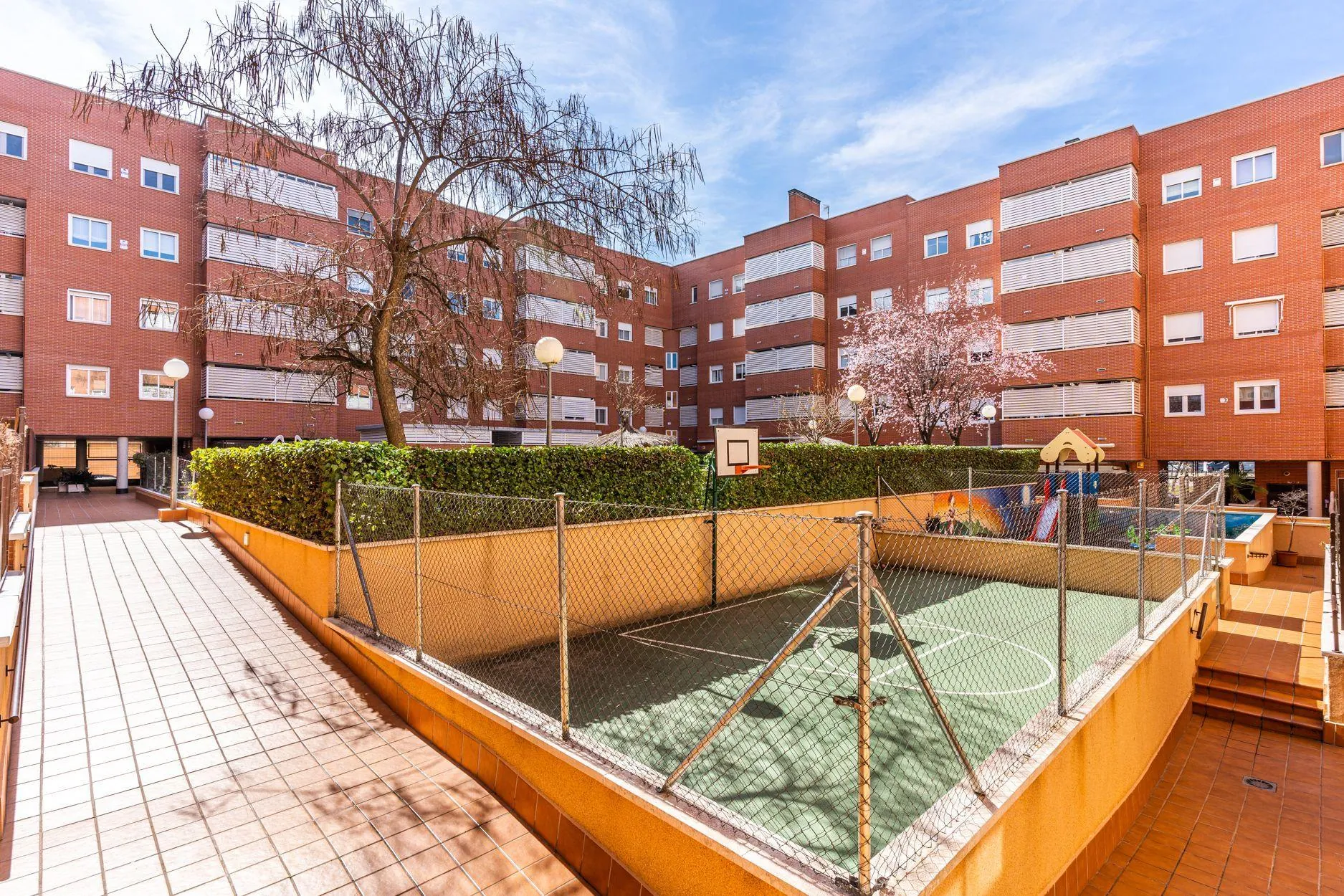BAJO DE 3 DORMITORIOS CON PATIO PRIVATIVO DE 28M2, EN URBANIZACION CON PISCINA, PISTA DEPORTIVA Y ZONA DE JUEGOS INFANTILES