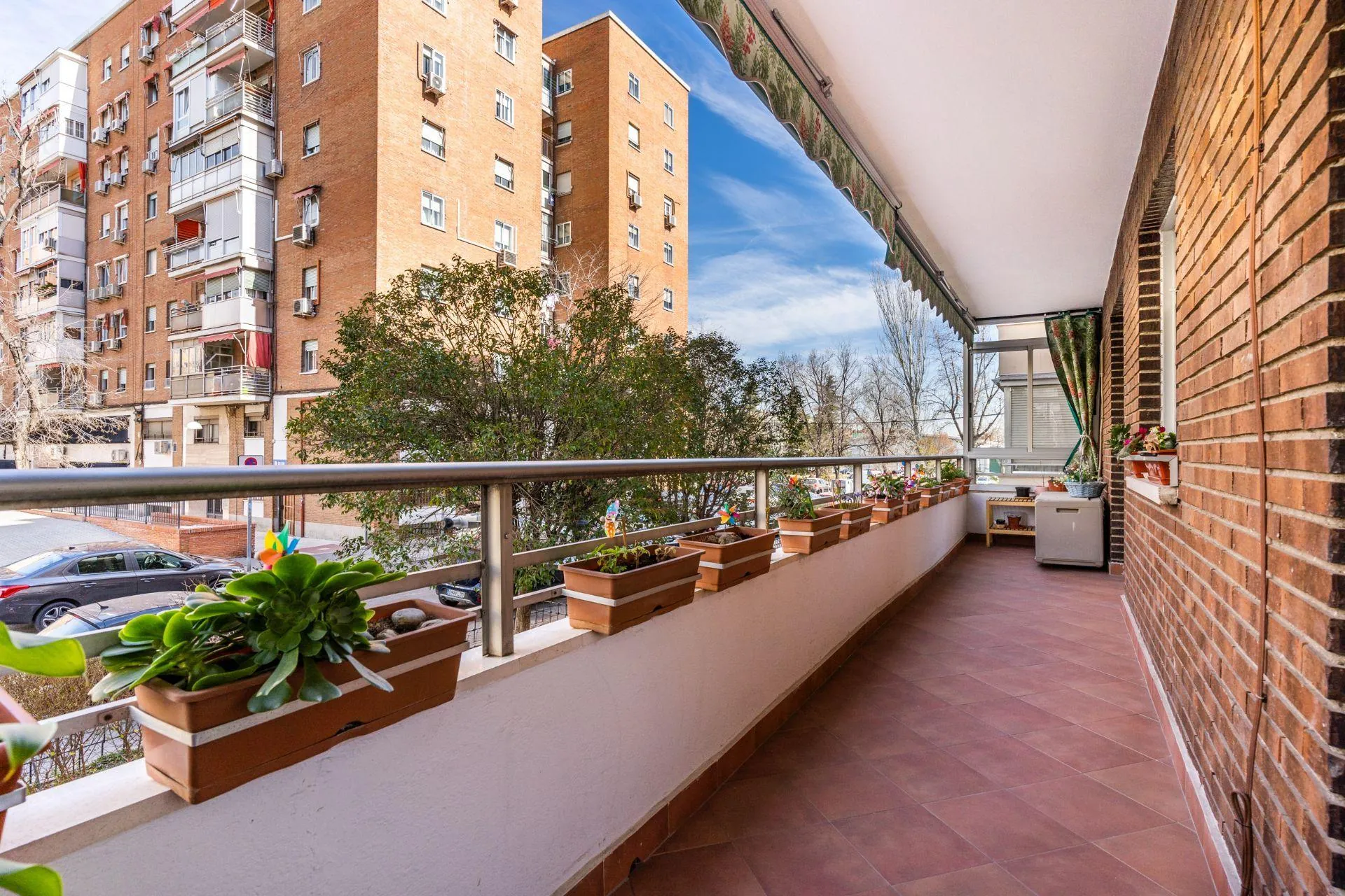 ¿Y si pudieras comprar una vivienda reformada con 2 amplias terrazas, trastero y 2 plazas de garaje a 1 minuto andando del metro?