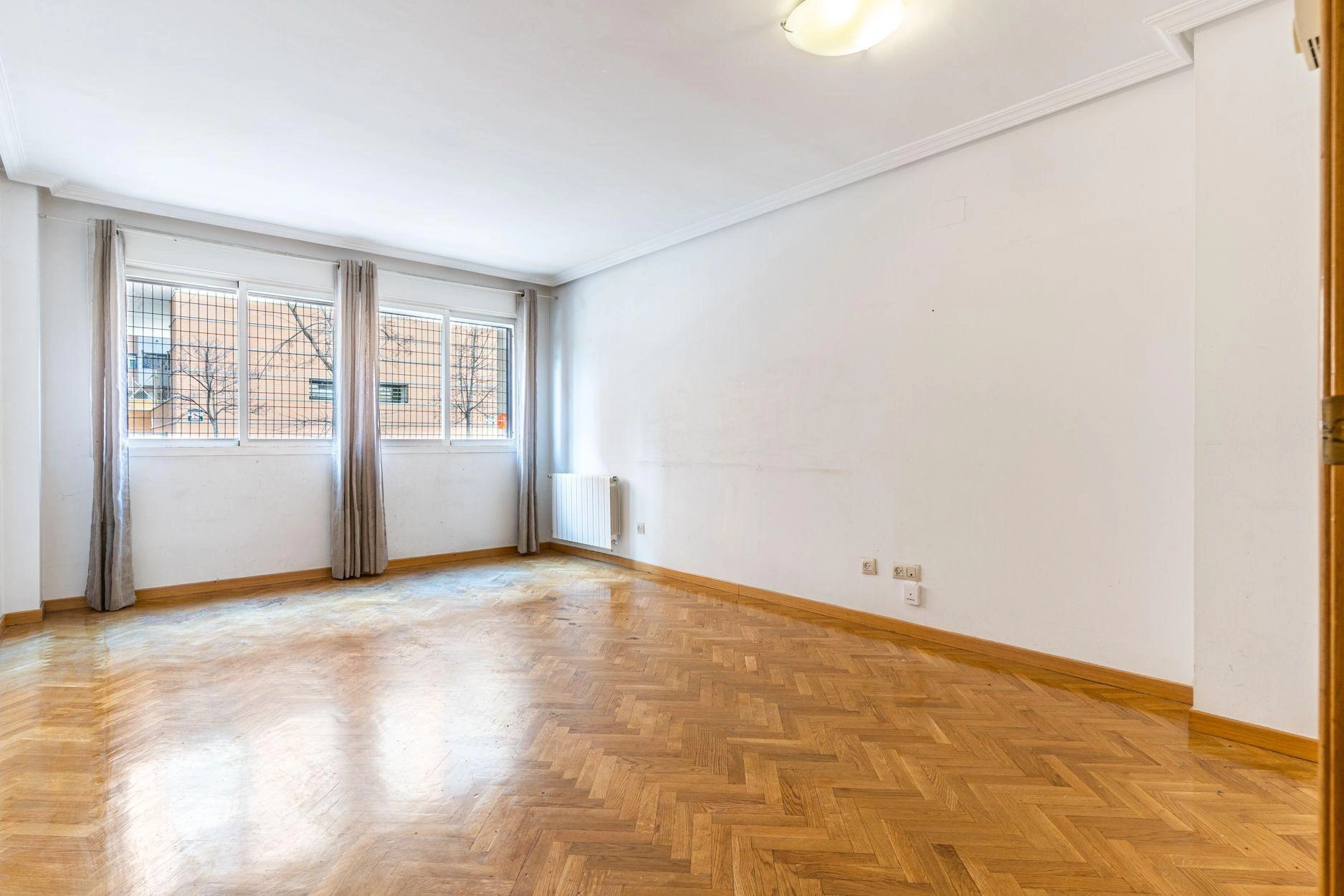 BAJO DE 3 DORMITORIOS CON PATIO PRIVATIVO DE 28M2, EN URBANIZACION CON PISCINA, PISTA DEPORTIVA Y ZONA DE JUEGOS INFANTILES