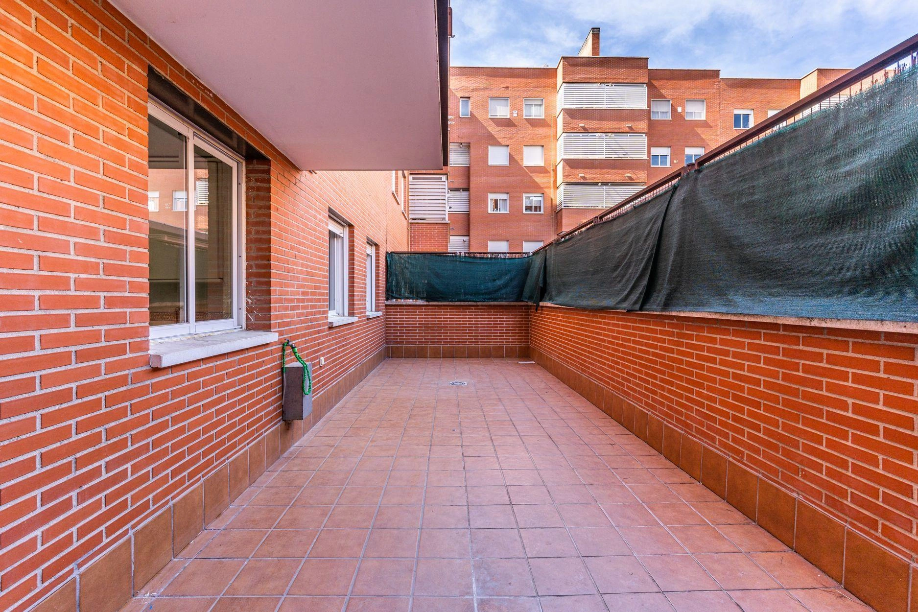BAJO DE 3 DORMITORIOS CON PATIO PRIVATIVO DE 28M2, EN URBANIZACION CON PISCINA, PISTA DEPORTIVA Y ZONA DE JUEGOS INFANTILES
