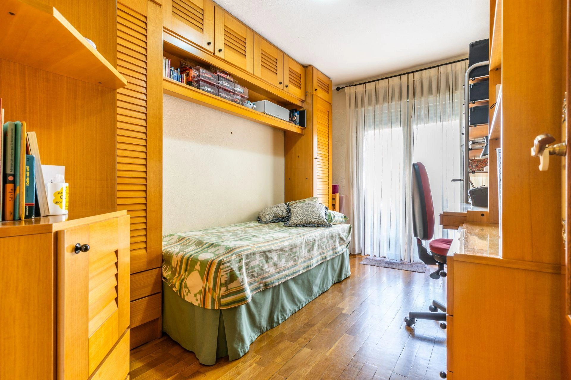 ¿Y si pudieras comprar una vivienda reformada con 2 amplias terrazas, trastero y 2 plazas de garaje a 1 minuto andando del metro?