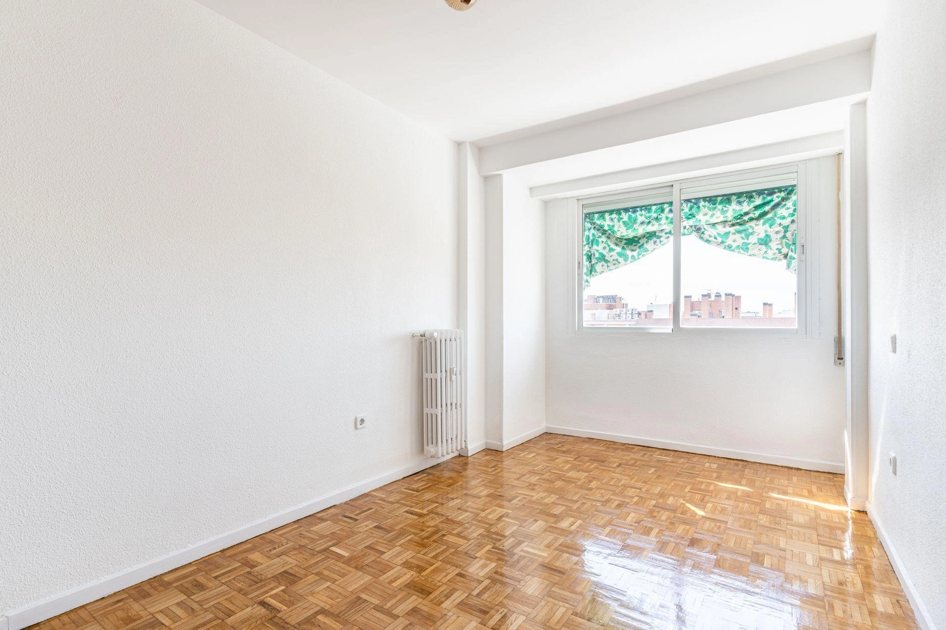 Vivienda de 3 dormitorios con terraza orientada al sur y vistas despejadas.