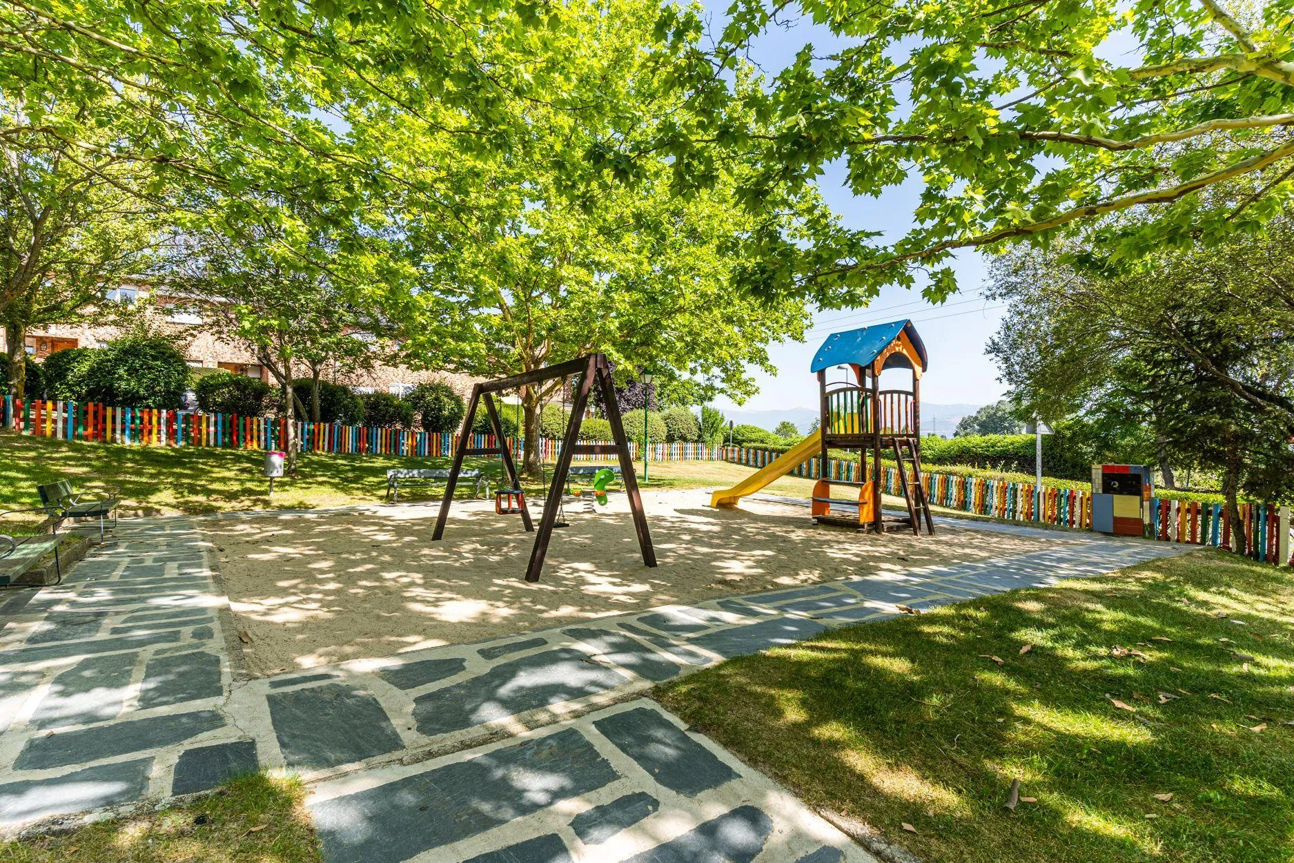Chalet adosado de 4 dormitorios con jardín e impresionantes zonas comunes en la Urbanización El Guijo