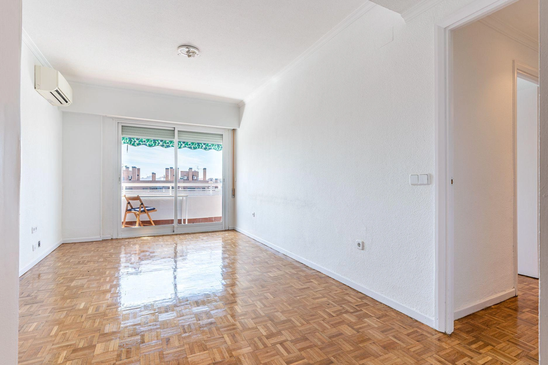 Vivienda de 3 dormitorios con terraza orientada al sur y vistas despejadas.