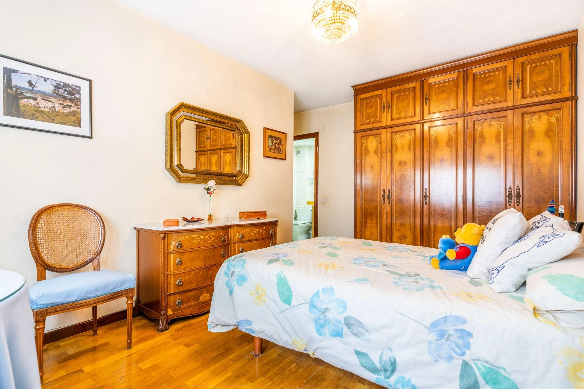 ¿Y si pudieras comprar una vivienda reformada con 2 amplias terrazas, trastero y 2 plazas de garaje a 1 minuto andando del metro?