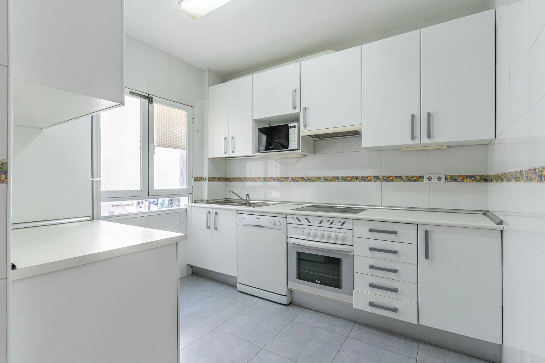 Vivienda de 3 dormitorios con terraza orientada al sur y vistas despejadas.