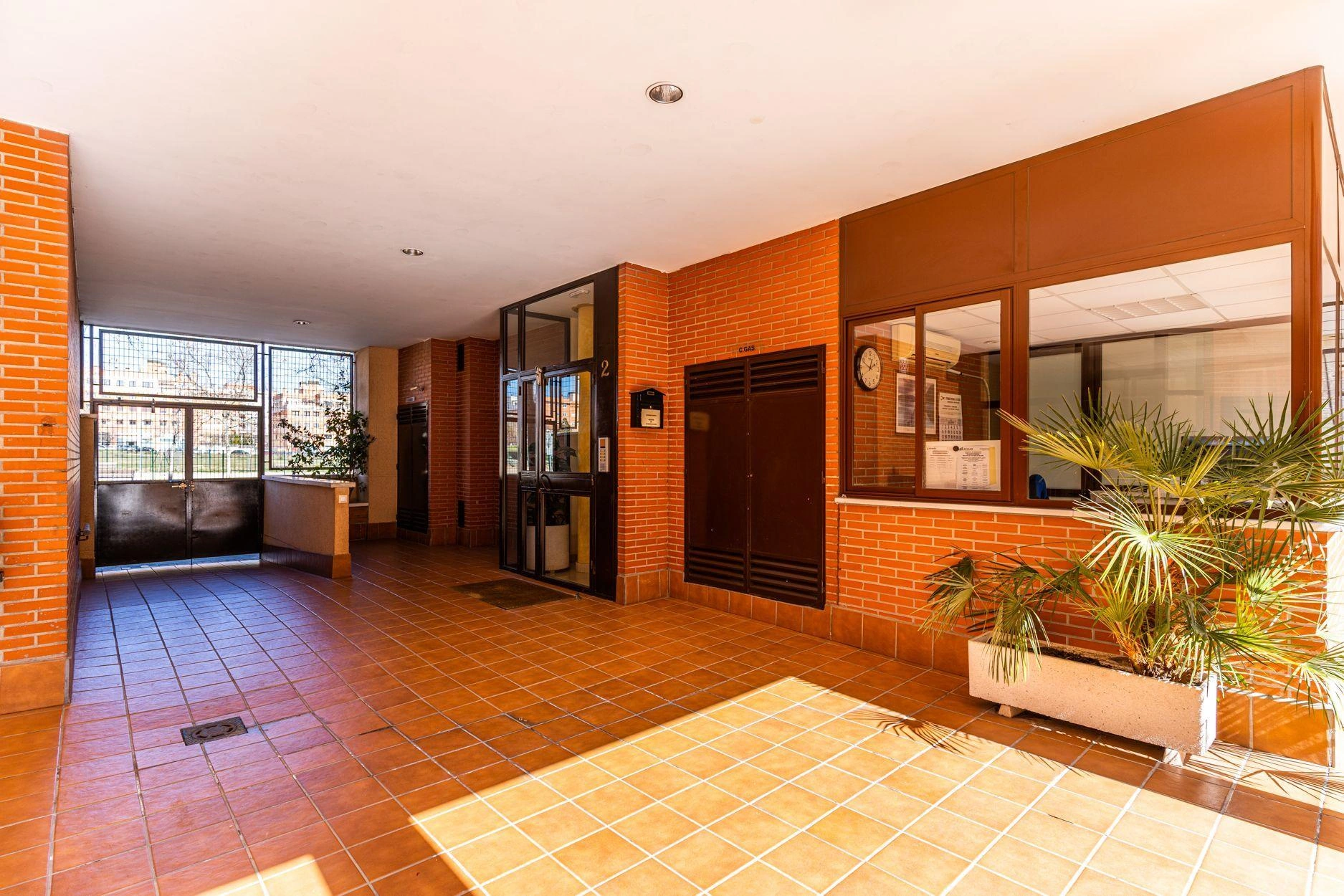 BAJO DE 3 DORMITORIOS CON PATIO PRIVATIVO DE 28M2, EN URBANIZACION CON PISCINA, PISTA DEPORTIVA Y ZONA DE JUEGOS INFANTILES