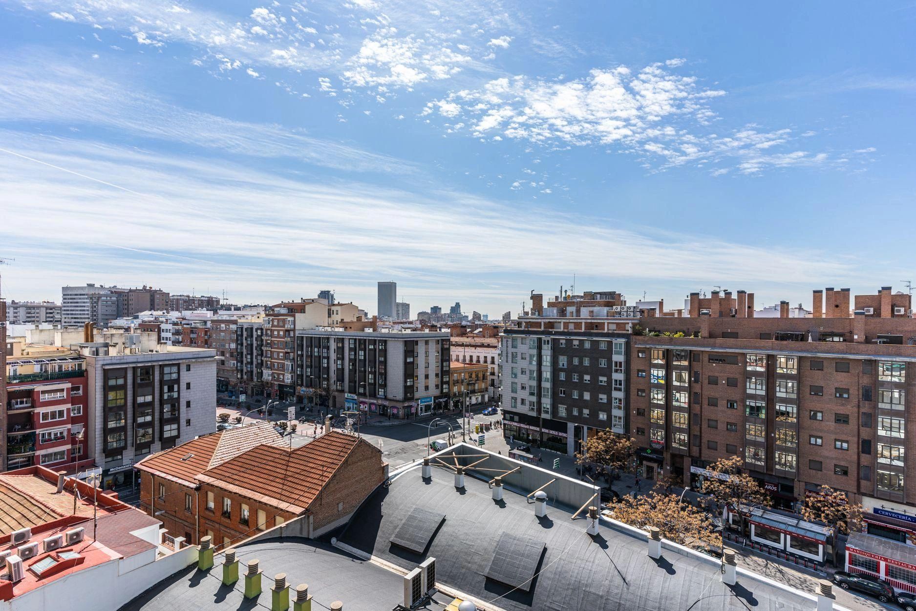 Vivienda de 3 dormitorios con terraza orientada al sur y vistas despejadas.