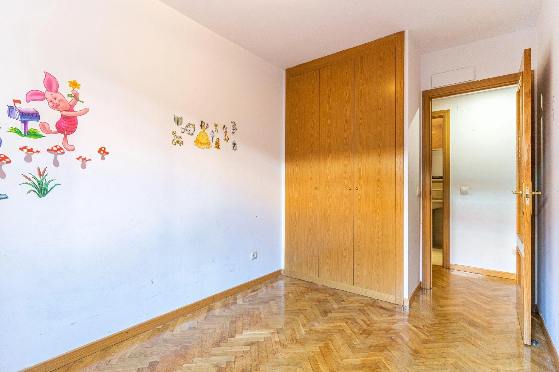 BAJO DE 3 DORMITORIOS CON PATIO PRIVATIVO DE 28M2, EN URBANIZACION CON PISCINA, PISTA DEPORTIVA Y ZONA DE JUEGOS INFANTILES