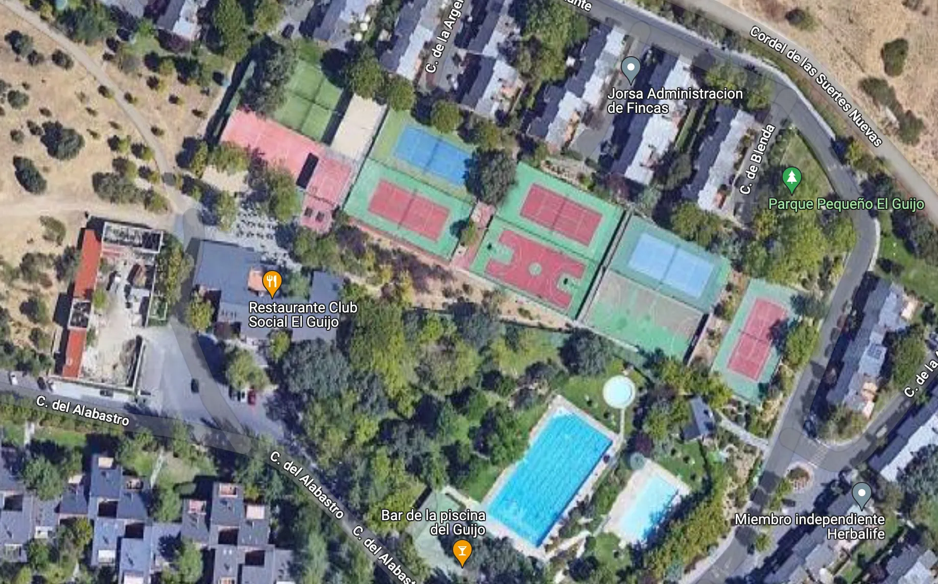 Chalet adosado de 4 dormitorios con jardín e impresionantes zonas comunes en la Urbanización El Guijo